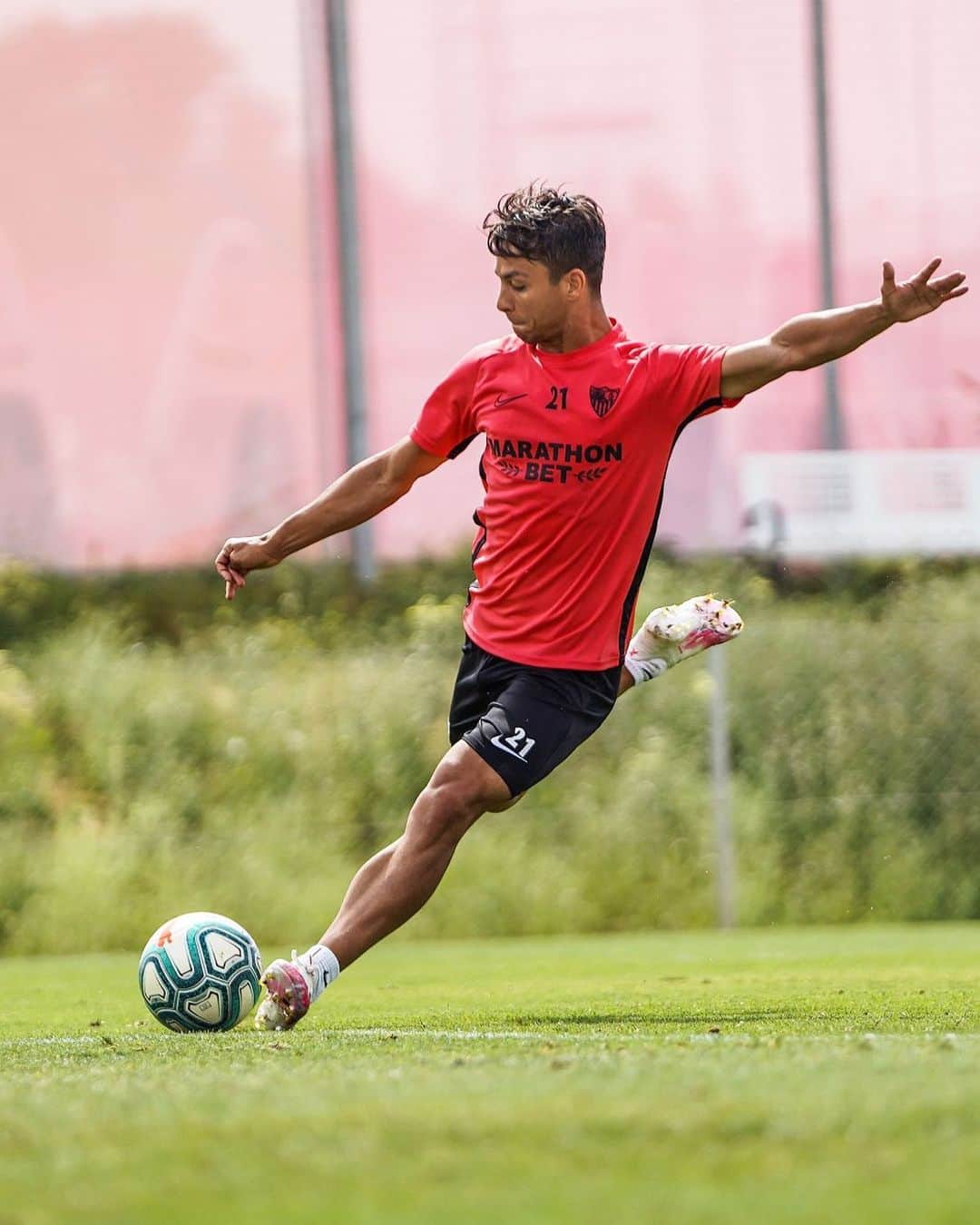 オリベル・トーレスのインスタグラム：「Domingo, fin de la semana.  Mañana vuelta a la carga, misma ilusión💥 vamos @sevillafc 💪🏼」