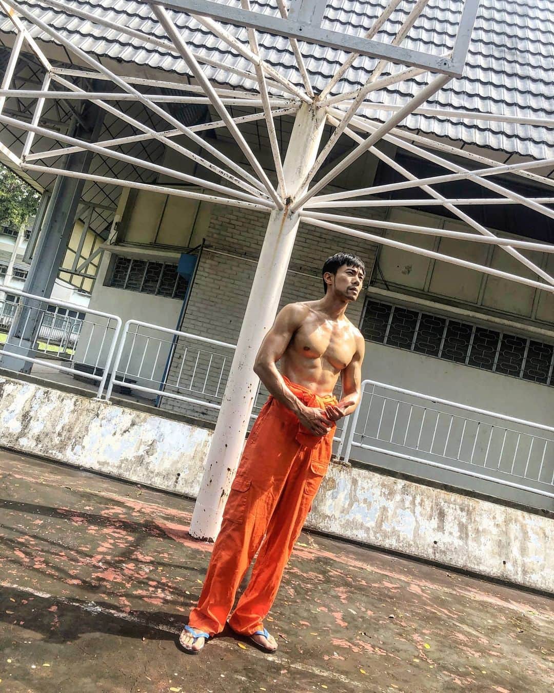デスモンド・タンのインスタグラム：「See you tomorrow! 🔪  Code of Law: Final premieres tomorrow on @mediacorpch5 at 9.30pm. Or watch it on @mewatch.mediacorp.  #codeoflaw #codeoflawch5 #DerekHo #nicesingaporeanboy」