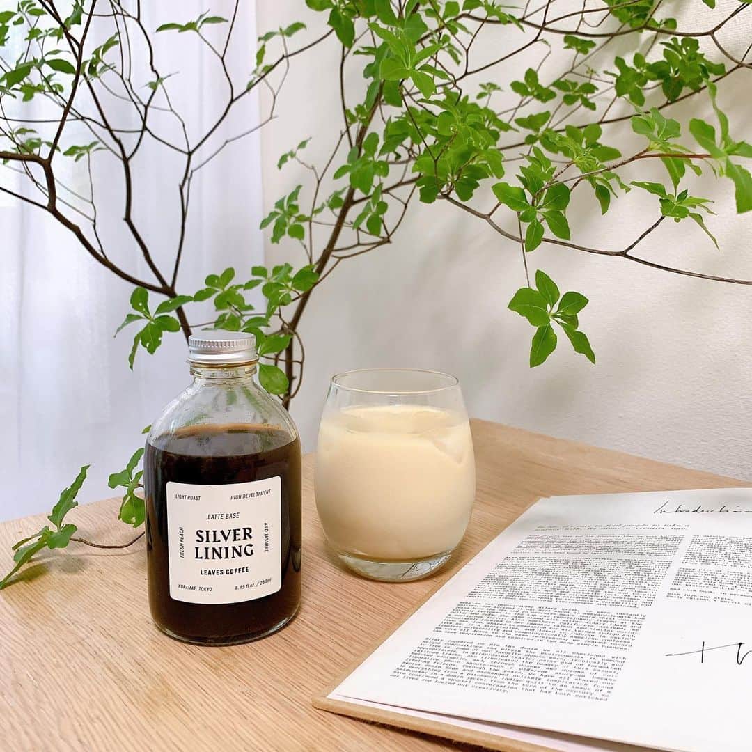 Sayakaのインスタグラム：「* のんびりな休日📚🌿 お家で @leaves_coffee_roasters の カフェラテが飲める幸せ☺️✨ ミルクにラテベースを入れるだけで簡単に作れちゃうから常備したい💓 . . #leavescoffeeroasters #cafelatte #sayakas_favorite  #おうち時間 #おうちカフェ #カフェラテ」