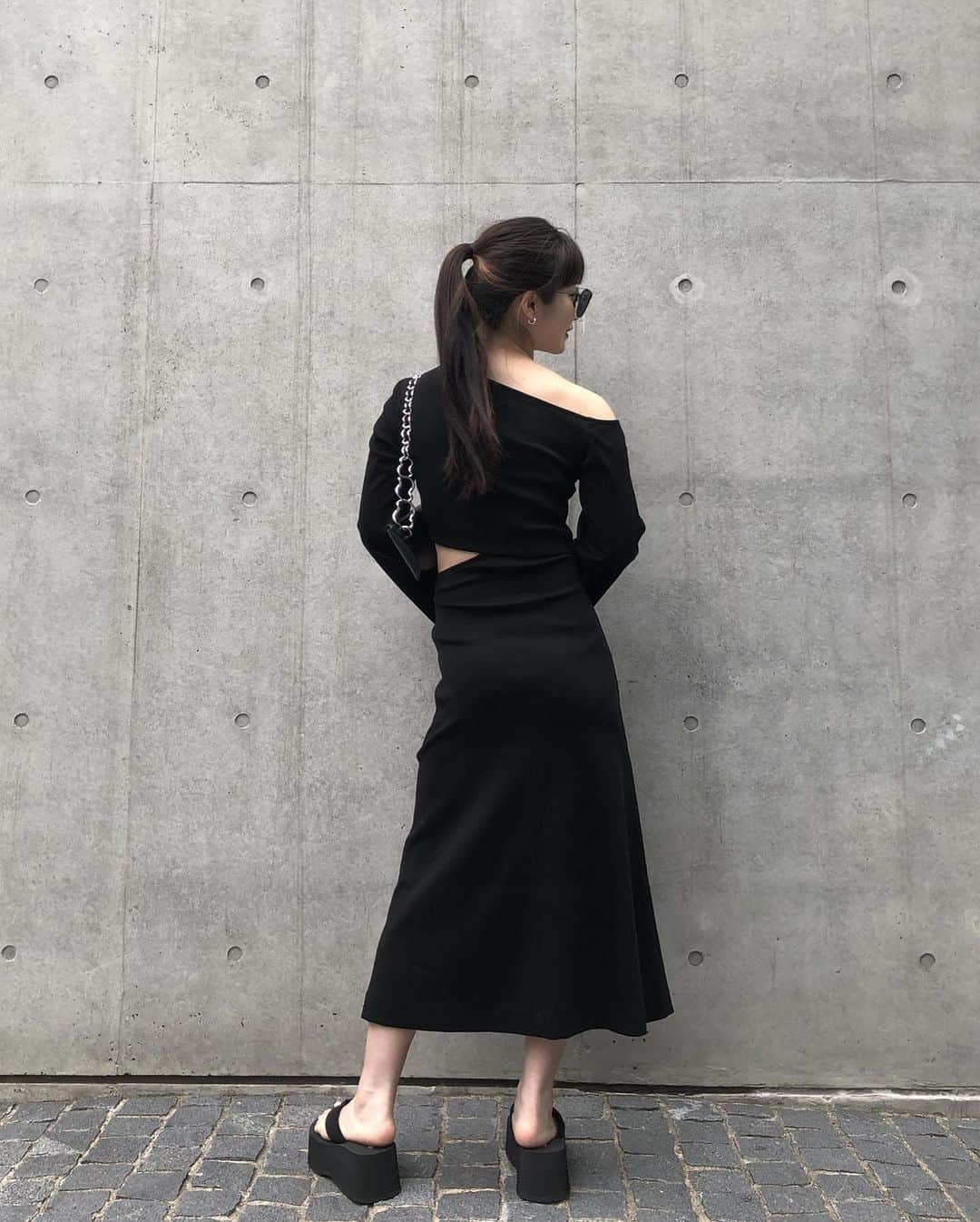 中村くるみさんのインスタグラム写真 - (中村くるみInstagram)「@_krm_official 2020 Summer Autumn Collectionは 見ていただけましたか？❤︎ ． 今回のコレクションでは、 どれも着心地の良いモードな服を作りたく、 コレクションアイテム全て生地から縫製まで 日本製で丁寧にお作りいたしました。🇯🇵 肌触りの良い質感とシワのつきにくい生地を選びましたので 気持ちよく着用頂けるかと思います。 ． 今日はワンピな気分だったから Asymmetry cutting onepieceにしました＾＾ めちゃくちゃ可愛く仕上がって体型をカバーしながら 女性らしいラインを出してくれるからお気に入りだ〜❤︎ サンダルと合わせてカジュアルダウンしたよ＾＾ 生地も気持ちいい〜🤤 ． 皆様にお買い物を楽しんでいただきたいと思い、 6/5まで期間限定¥40,000以上ご購入で全国一律送料無料とさせていただきます＾＾」5月31日 21時10分 - __k_r_m__