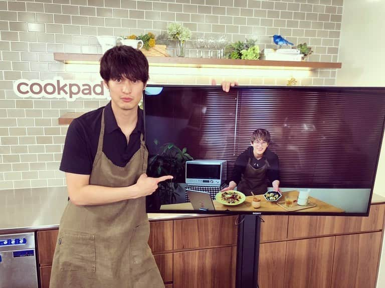 向山毅さんのインスタグラム写真 - (向山毅Instagram)「#cookpadlive  ゲスト出演、ありがとうございました！！ ご覧下さった皆さん、 コメント書いて下さった皆さん、 ありがとうございました！！ 久しぶりの生放送でテンション上がりました！！笑  #韓国料理 「プルコギチヂミ」 「アボカドと豆腐のチョレギ風サラダ」 簡単で時短で作れて、 しかも美味しかった〜！！ また家でも作ってみよう〜😁 今度、俊ちゃんにサムギョプサルやってもらわんと🤤笑  #ダルゴナコーヒー も簡単に作れちゃうんですね！！ みんなも是非作ってみてね♫  #cookpad #SOLIDEMO  #シュネル #向山毅 #料理男子 #cooking #烹飪」5月31日 21時10分 - take_solidemo