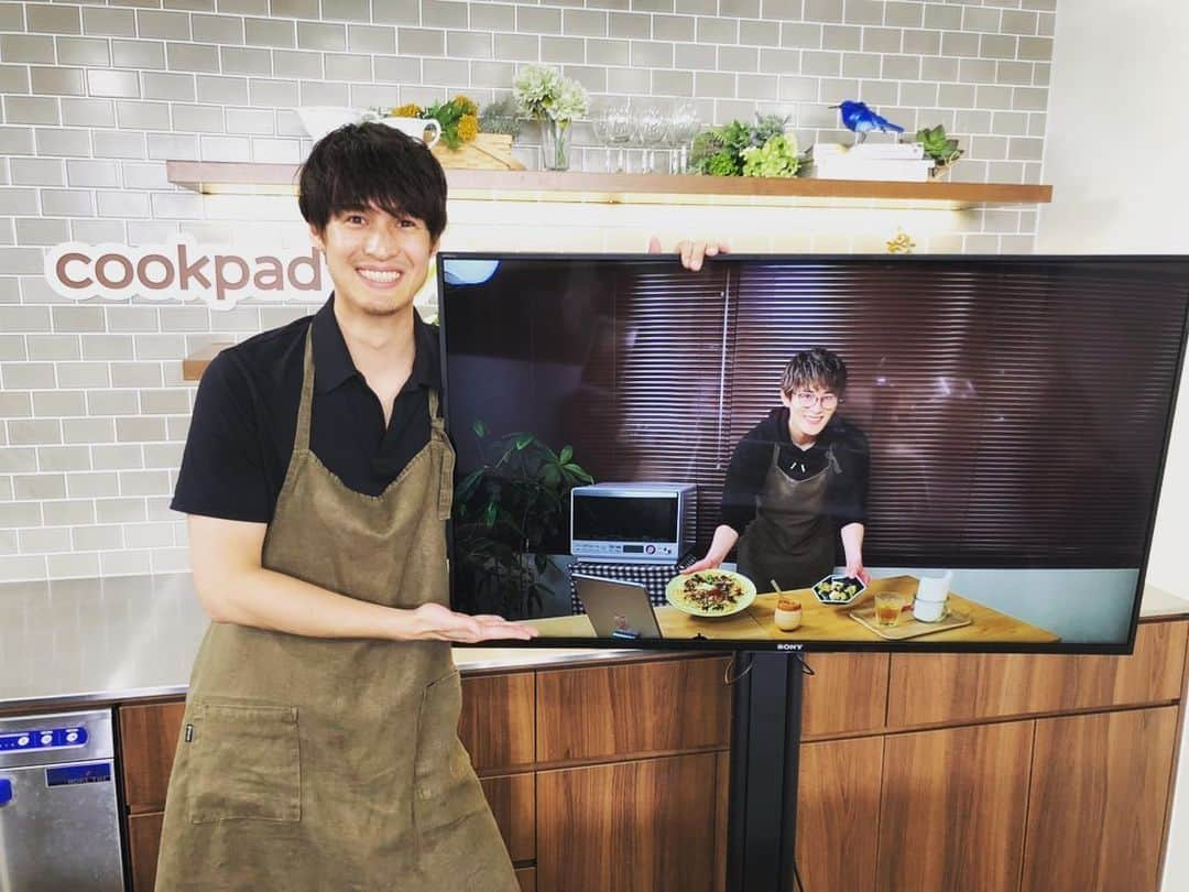 向山毅さんのインスタグラム写真 - (向山毅Instagram)「#cookpadlive  ゲスト出演、ありがとうございました！！ ご覧下さった皆さん、 コメント書いて下さった皆さん、 ありがとうございました！！ 久しぶりの生放送でテンション上がりました！！笑  #韓国料理 「プルコギチヂミ」 「アボカドと豆腐のチョレギ風サラダ」 簡単で時短で作れて、 しかも美味しかった〜！！ また家でも作ってみよう〜😁 今度、俊ちゃんにサムギョプサルやってもらわんと🤤笑  #ダルゴナコーヒー も簡単に作れちゃうんですね！！ みんなも是非作ってみてね♫  #cookpad #SOLIDEMO  #シュネル #向山毅 #料理男子 #cooking #烹飪」5月31日 21時10分 - take_solidemo