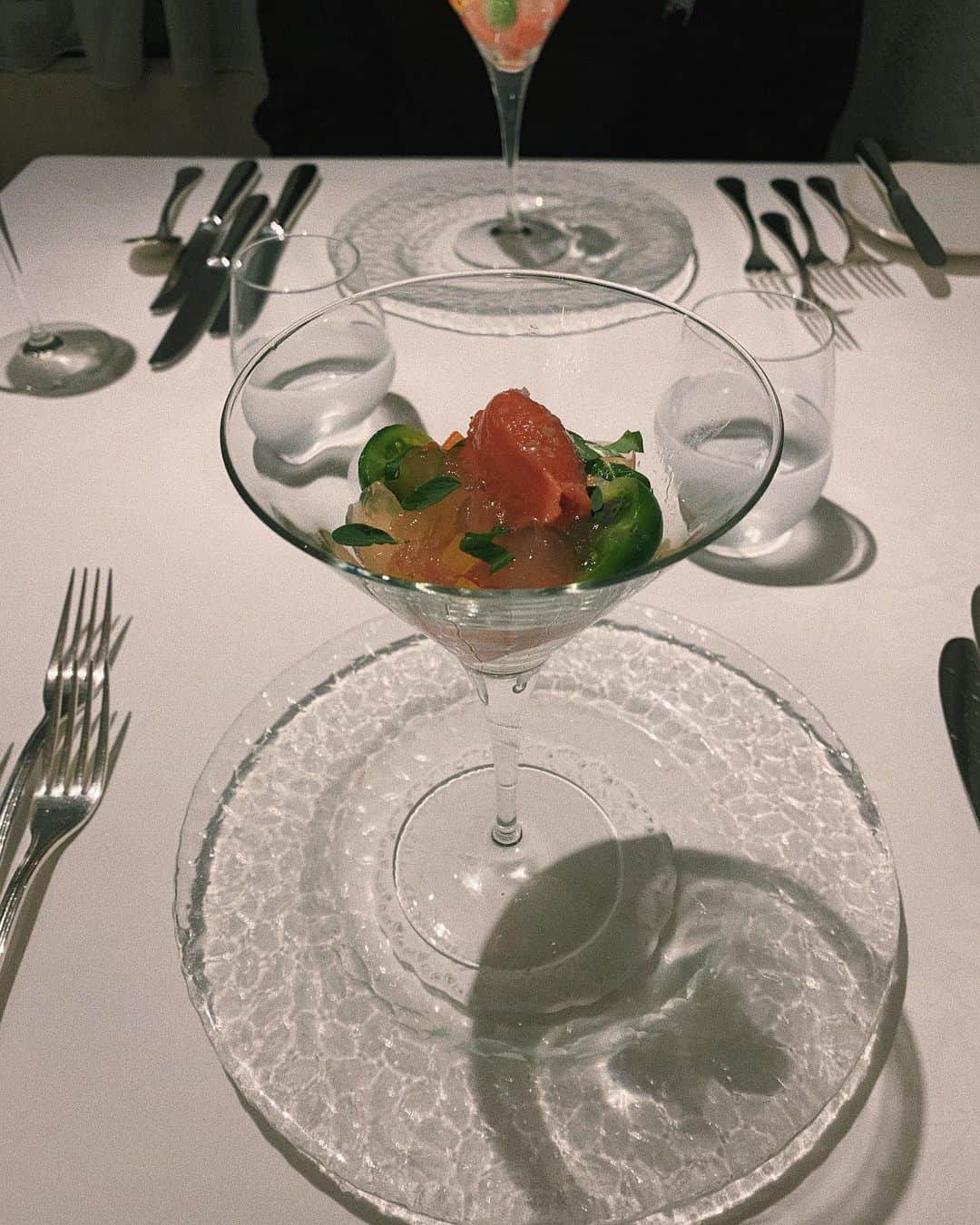 sayocoのインスタグラム：「緊急事態宣言が出る少しまえ、 🧔🏽のお誕生日祝いでフレンチdinner🍽🍷 ・ 写真のお料理プラスもう一品あって、 お腹も心も満たされたなあ🤰🏻 ・ ・ 家からも近くて素敵なお店だった😇💖 見た目も美しいフレンチがだいすき！ ・ もうそろそろ外食も行けるかな〜🥺？ 自粛のご褒美に行きたいなあ🤤💗 ・ ・ #latabledetoriumi #フレンチディナー」