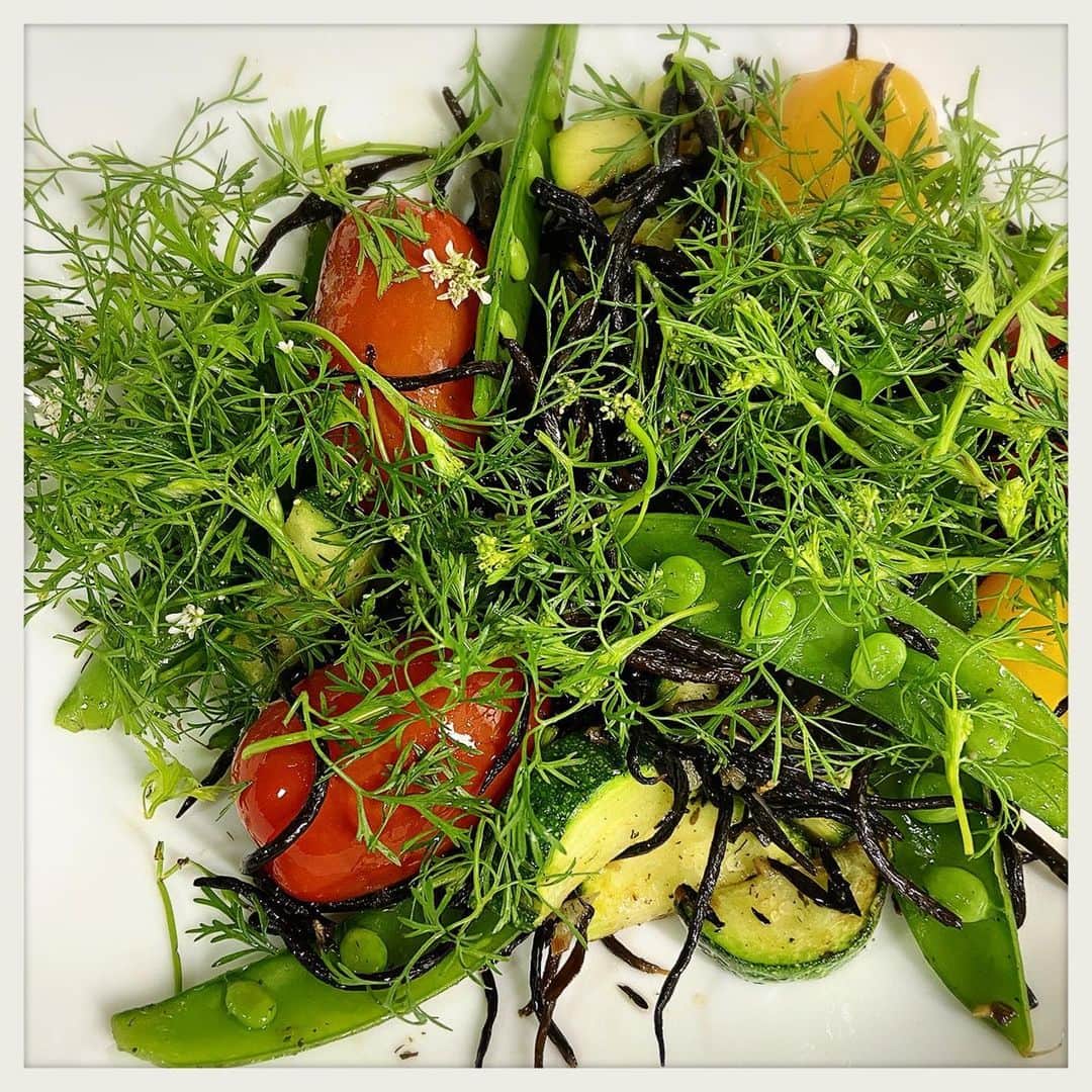 kumikoのインスタグラム：「最近どハマりしてるヒジキとトマトのナンプラー炒め。 冷蔵庫のあまり野菜をぶち込みパクチー山盛り。 ワインが進む進む（笑）」