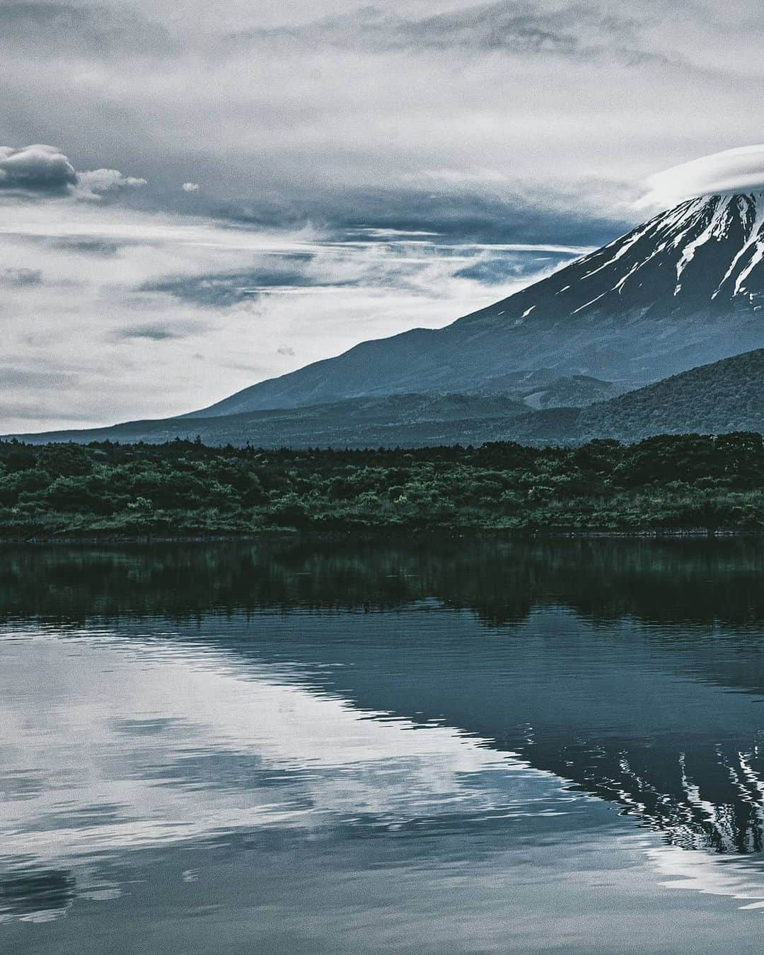 Berlin Tokyoさんのインスタグラム写真 - (Berlin TokyoInstagram)「With rain approaching, Mt. Fuji puts on a hat of cloud creating a unique visage of Japan’s monumental landmark. . . . #hellofrom #japan」5月31日 21時15分 - tokio_kid