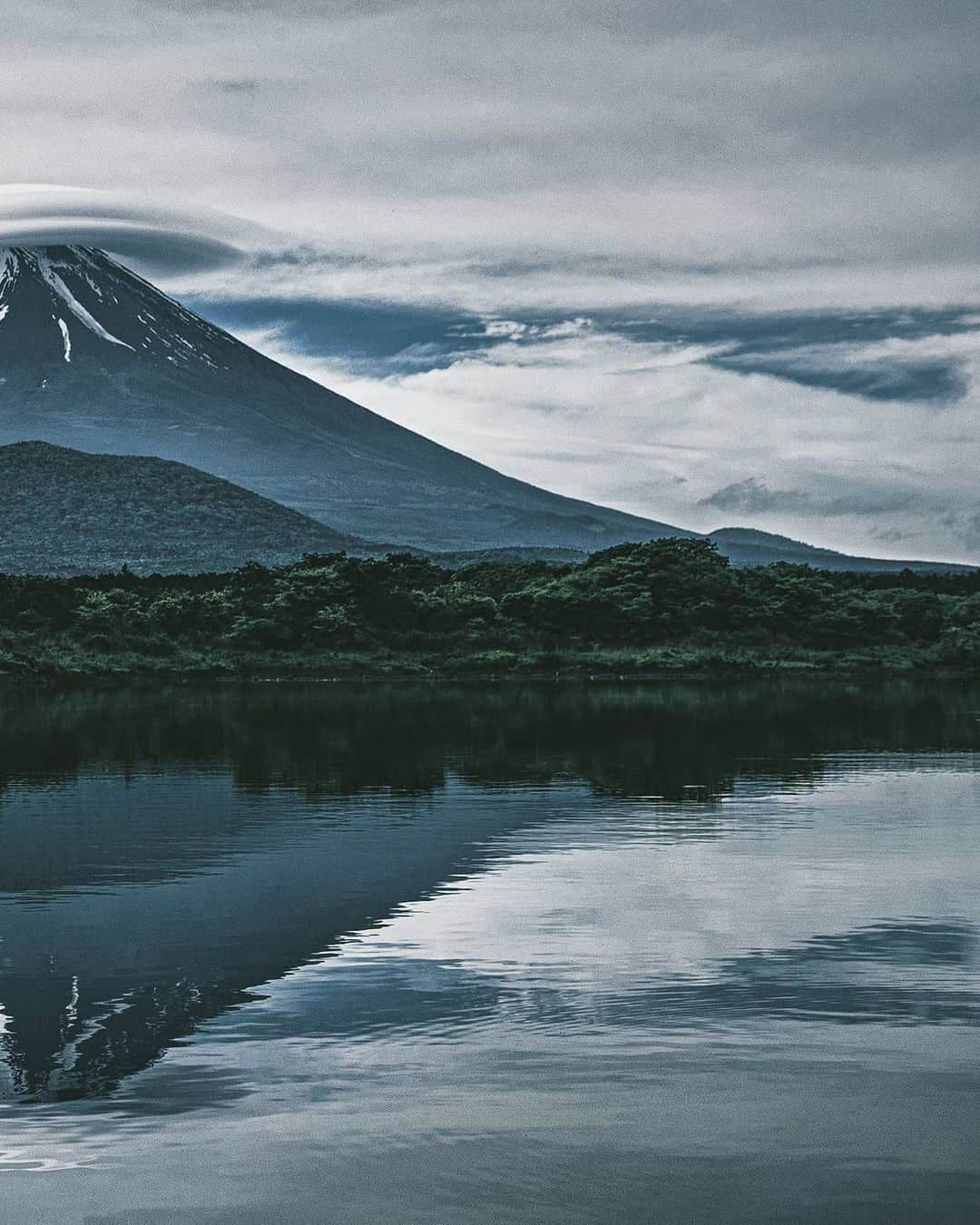 Berlin Tokyoさんのインスタグラム写真 - (Berlin TokyoInstagram)「With rain approaching, Mt. Fuji puts on a hat of cloud creating a unique visage of Japan’s monumental landmark. . . . #hellofrom #japan」5月31日 21時15分 - tokio_kid