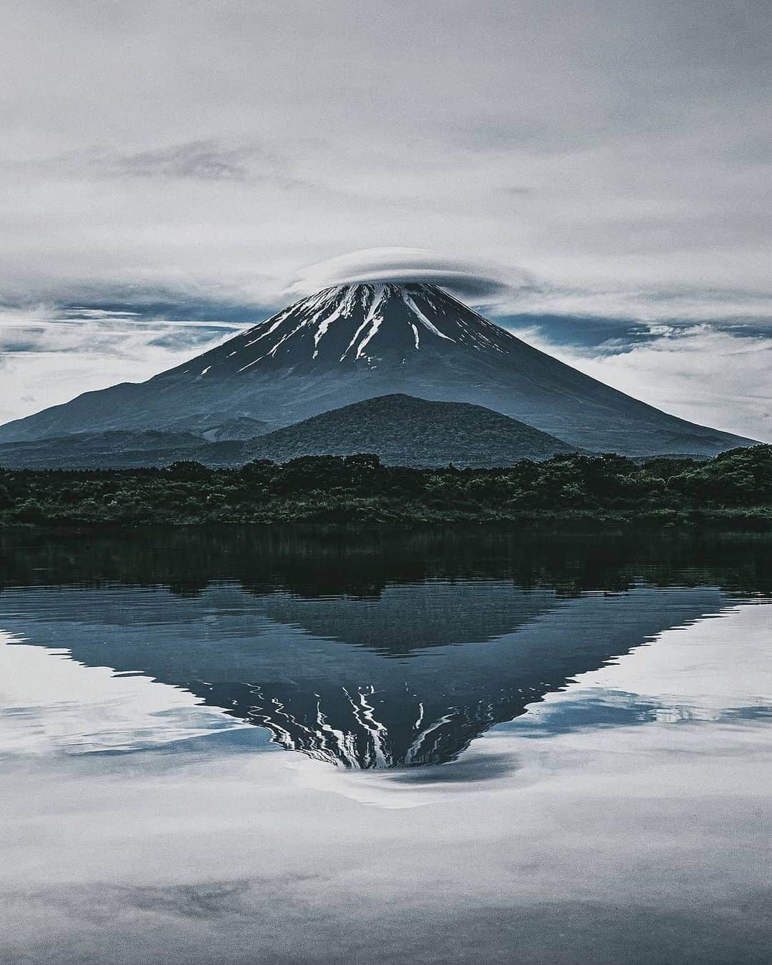 Berlin Tokyoのインスタグラム：「With rain approaching, Mt. Fuji puts on a hat of cloud creating a unique visage of Japan’s monumental landmark. . . . #hellofrom #japan」