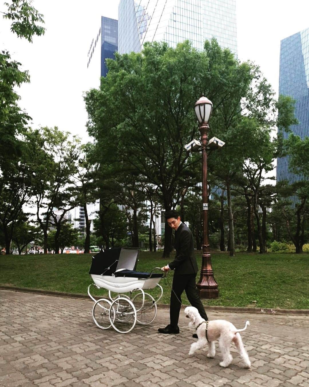 ユン・バクさんのインスタグラム写真 - (ユン・バクInstagram)「- 영국황실 산책이란 이런걸까? 사람아들 & 개아들 - #tvN #월화드라마 #산후조리원」5月31日 21時17分 - yoon.bak