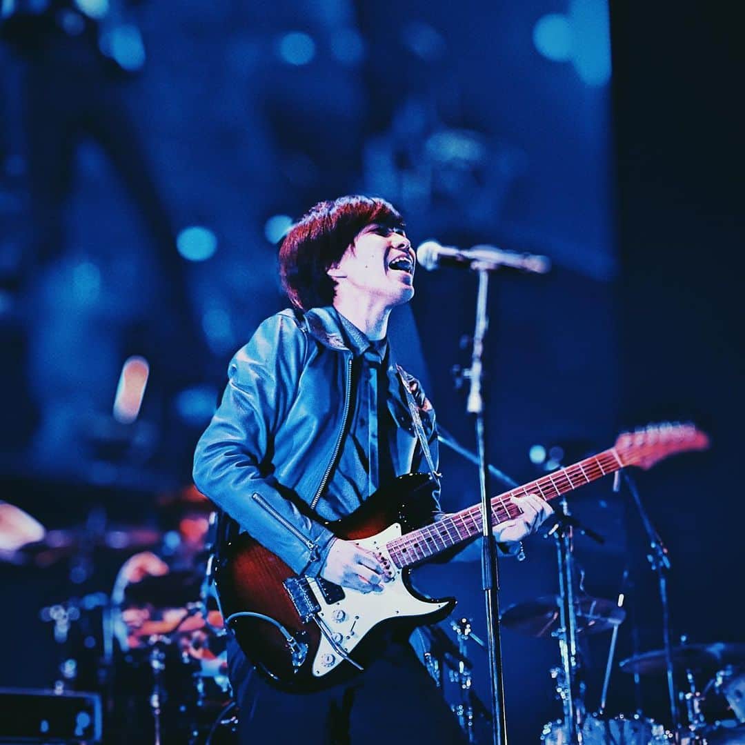 TSUCHIYAのインスタグラム：「TSUCHIYA Live Photo ・ ・ 音都の時のですね。なんか海の中にいるみたいな写真やな笑 ライブができるのはいつから？？？？ ・ ・ _______________________________________ #Qyoto  #TSUCHIYA #guitar #live  #rock #band #livephotography  #guitarphotography  #stagephotography  #japan #osaka #music #entertainment」