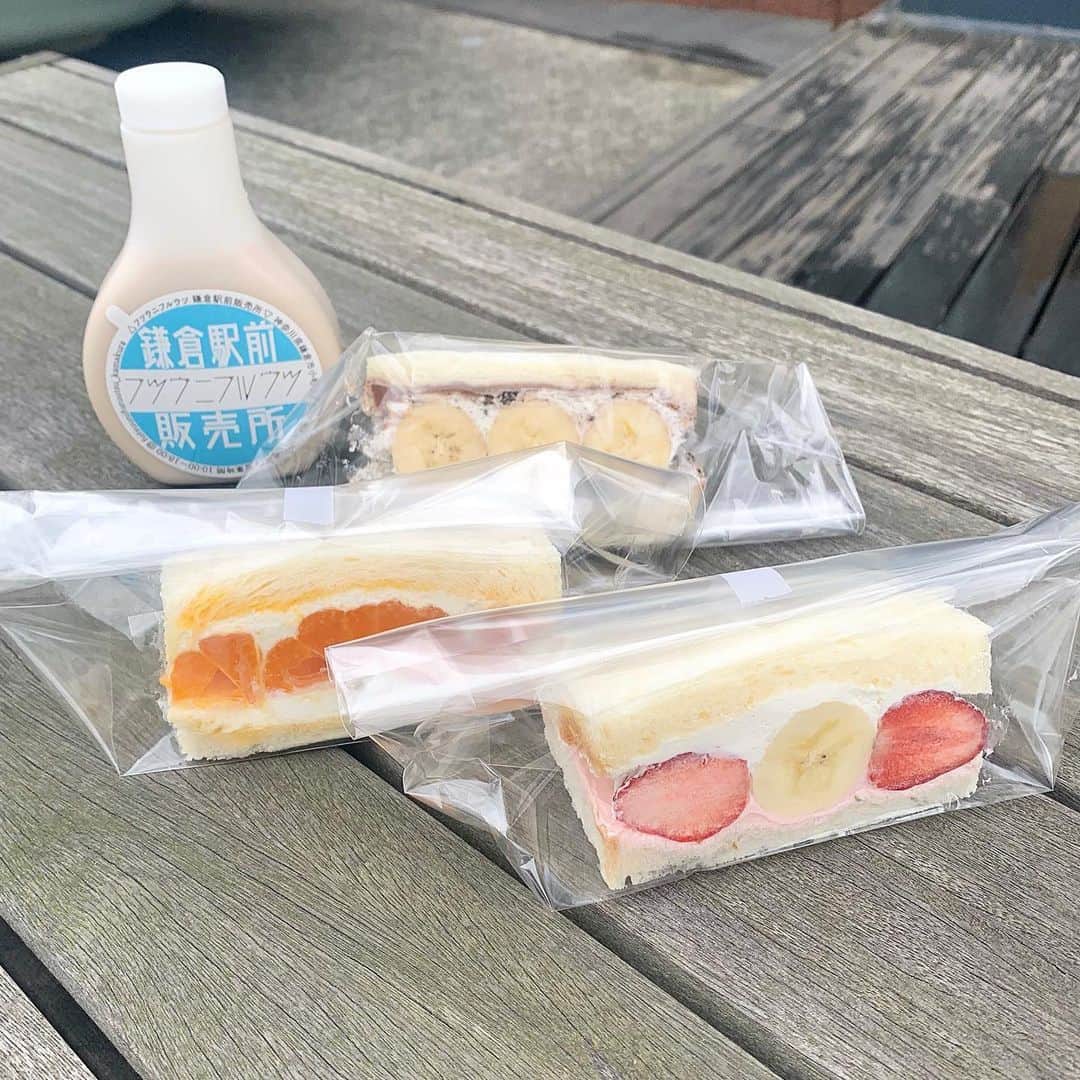 廣川奈々聖のインスタグラム：「#ななせのフルーツサンド記録 ¨̮ 🌼🍒﻿ ﻿ ﻿ 今回は もう既に何度も食べてるくらい大好きな﻿  #フツウニフルウツ のサンド〜〜！ ﻿ ﻿ ﻿ ここのお店のフルーツサンドは フルーツサンドというもの自体が初めての人にもおすすめしたいお店！﻿ ﻿ ﻿ 弾力のある食パンとみずみずしくて甘いフルーツの組み合わせが本当に美味しいの！😭﻿ ﻿ 断面も綺麗でかわいいよね〜〜たまらん^._.^ಇ ﻿ ﻿ ﻿ これは何ヶ月か前に友達が買って来てくれて、コーヒー牛乳もずっと気になってたからそれはそれは嬉しかった、、、 ˙̦꒳˙̦ ありがと、、﻿ ﻿ ﻿ ﻿ ﻿ ﻿ ﻿ ﻿ #フルーツサンド#鎌倉グルメ#鎌倉カフェ#フルーツサンド専門店#フルーツサンド部#fruitsandwich#過去pic#フルーツサンドイッチ#断面萌え#ごち」