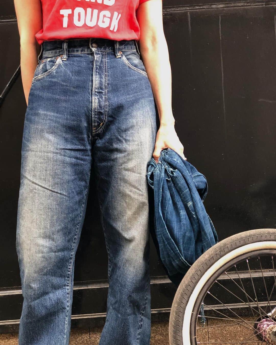 のインスタグラム：「みんなお疲れさま  明日からも頑張ろう！！ #swellvtg #attickbyjohnbull #denim #このデニムやっぱり最高だな」