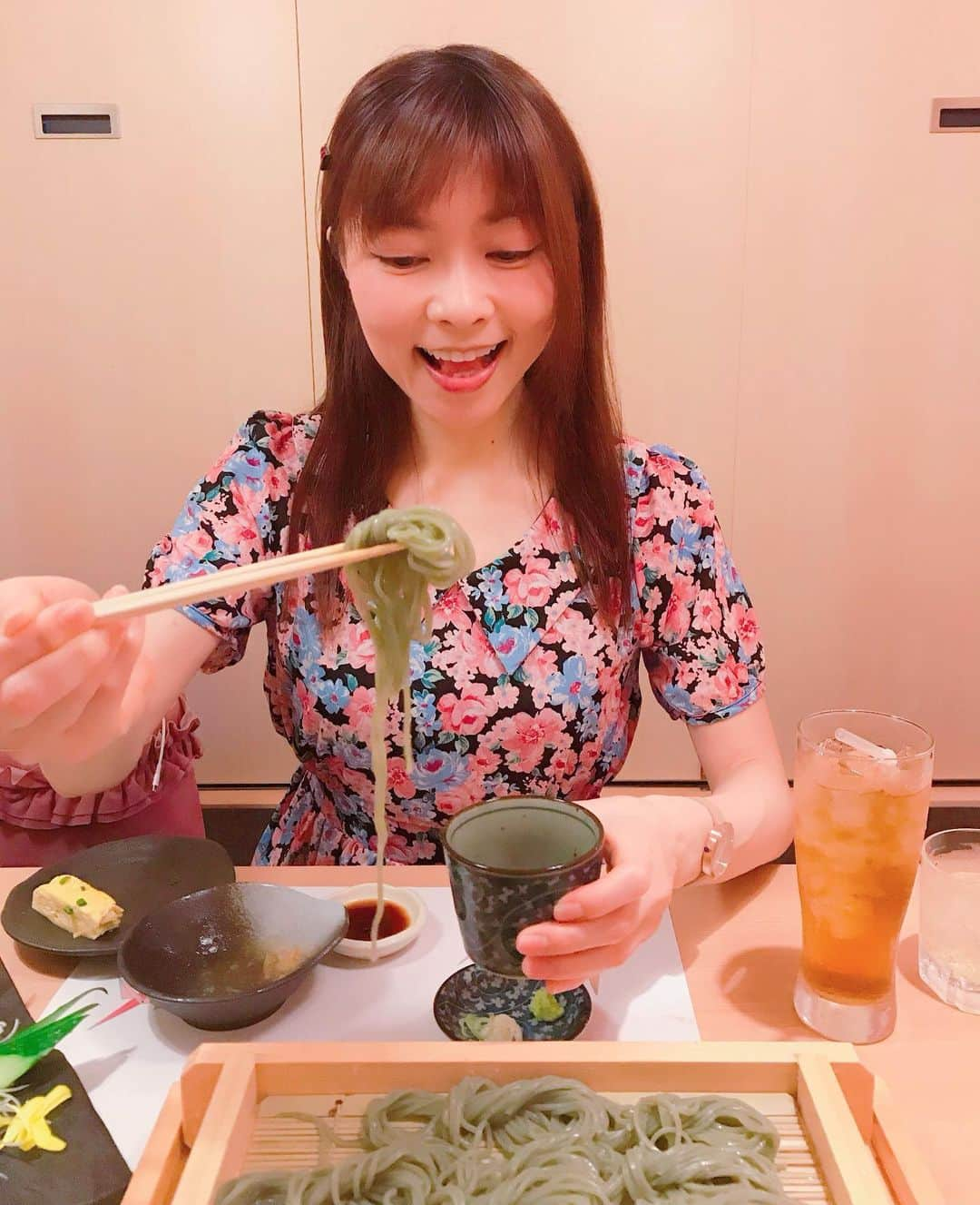 DJ MIYAさんのインスタグラム写真 - (DJ MIYAInstagram)「やっほぉ♪💗明日から6月だね💗❤️ありがとうございます🌸🌟 今夜はMomと、大井町駅からすぐの「個室居酒屋 蕎麦割烹 山崎 大井町本店」 で美味しい和食を食べてきました～～！(o^^o) . めっちゃ賑わっていてびっくり‼️💗💗 さすが！ .  個室なので、安心して楽しめます♪久々にちょこっとお酒も飲んだよ☆ ❤️カシスオレンジ甘くて飲みやすくて好きー！💗 . . ◉コブサラダ half size. ◉山芋キムチ ◉お造り盛り合わせ  水蛸、かんぱち、まぐろ、あじ、サーモンなど超豪華な鮮魚の数々に驚きましたぁー！！ 盛り付けも華やかで、2人でとてもテンションが上がりました💗(o^^o) ◉自家製ふわふわ出汁巻き玉子 ◉ホタテのバター焼き  梅酒ロックとの相性もバッチリ！💗 ◉天婦羅盛り合わせ  わぁー！！スゴォーイ)^o^(盛り付けも美しいこの天ぷら！凄い美味しーい！ 海老、アスパラ、サツマイモ、きのこなど サクッとした衣に素材の良さが生かされていました。天つゆでいただけるのもgood.❤️ . ◉地鶏の唐揚げ ◉へぎ蕎麦 手作りそばで、喉越しがつるっとしてとても美味しかったです！！❤️ ◉ほうじ茶アイス 濃い感じでよかったー。  大井町駅から1分くらいですし、 店員さんも、ばっちり衛生的でゴム手袋や、マスク着用されていましたぁー！❤️ . .  行ってみてね☆彡 . . .  ごちそうさまでしたぁぁ＾０＾♪❤️ . . .  Casting By  . .  #大井町　#大井町グルメ　#大井町居酒屋　#大井町駅#グルメブロガー　#グルメ　#グルメ女子　#個室居酒屋 #旅インスタグラマー　#インスタグラマー　#インフルエンサー #東京グルメ　#フィットネス女子　#グルメ好き　#和食好き #女子会コーデ　#今日のコーデ　#今日のファッション　#モデル #美と健康　#今日のメイク　#ブロガー　#インスタ女子　#グルメ大好き #居酒屋　#宴会　#大井町ディナー　#大井町線　#割烹料理」5月31日 21時41分 - dj_miya