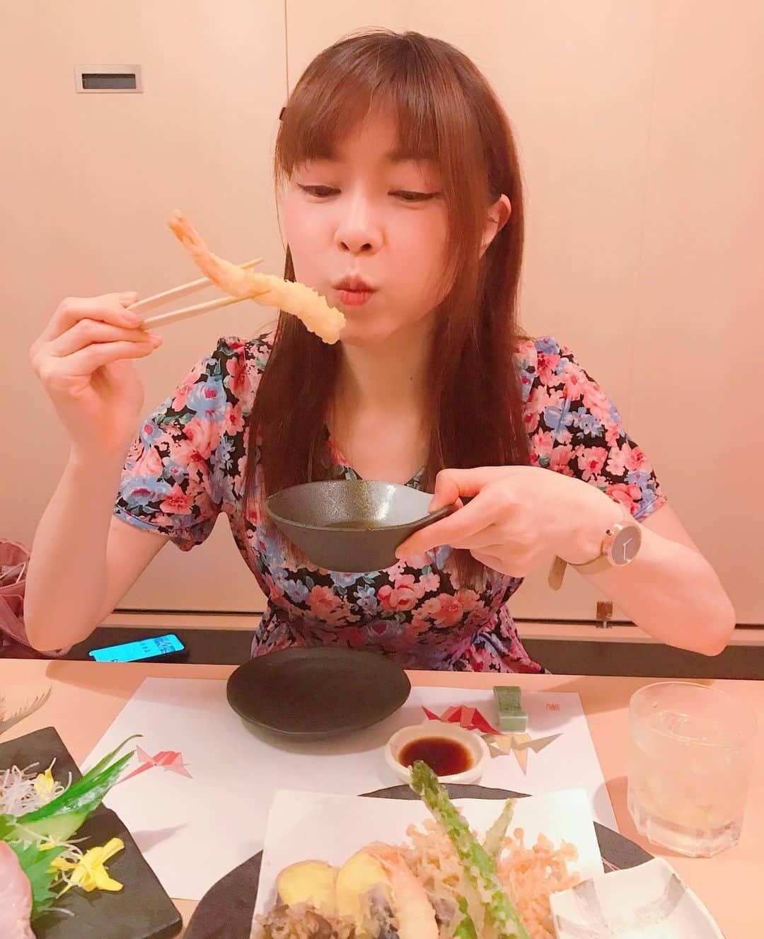 DJ MIYAさんのインスタグラム写真 - (DJ MIYAInstagram)「やっほぉ♪💗明日から6月だね💗❤️ありがとうございます🌸🌟 今夜はMomと、大井町駅からすぐの「個室居酒屋 蕎麦割烹 山崎 大井町本店」 で美味しい和食を食べてきました～～！(o^^o) . めっちゃ賑わっていてびっくり‼️💗💗 さすが！ .  個室なので、安心して楽しめます♪久々にちょこっとお酒も飲んだよ☆ ❤️カシスオレンジ甘くて飲みやすくて好きー！💗 . . ◉コブサラダ half size. ◉山芋キムチ ◉お造り盛り合わせ  水蛸、かんぱち、まぐろ、あじ、サーモンなど超豪華な鮮魚の数々に驚きましたぁー！！ 盛り付けも華やかで、2人でとてもテンションが上がりました💗(o^^o) ◉自家製ふわふわ出汁巻き玉子 ◉ホタテのバター焼き  梅酒ロックとの相性もバッチリ！💗 ◉天婦羅盛り合わせ  わぁー！！スゴォーイ)^o^(盛り付けも美しいこの天ぷら！凄い美味しーい！ 海老、アスパラ、サツマイモ、きのこなど サクッとした衣に素材の良さが生かされていました。天つゆでいただけるのもgood.❤️ . ◉地鶏の唐揚げ ◉へぎ蕎麦 手作りそばで、喉越しがつるっとしてとても美味しかったです！！❤️ ◉ほうじ茶アイス 濃い感じでよかったー。  大井町駅から1分くらいですし、 店員さんも、ばっちり衛生的でゴム手袋や、マスク着用されていましたぁー！❤️ . .  行ってみてね☆彡 . . .  ごちそうさまでしたぁぁ＾０＾♪❤️ . . .  Casting By  . .  #大井町　#大井町グルメ　#大井町居酒屋　#大井町駅#グルメブロガー　#グルメ　#グルメ女子　#個室居酒屋 #旅インスタグラマー　#インスタグラマー　#インフルエンサー #東京グルメ　#フィットネス女子　#グルメ好き　#和食好き #女子会コーデ　#今日のコーデ　#今日のファッション　#モデル #美と健康　#今日のメイク　#ブロガー　#インスタ女子　#グルメ大好き #居酒屋　#宴会　#大井町ディナー　#大井町線　#割烹料理」5月31日 21時41分 - dj_miya