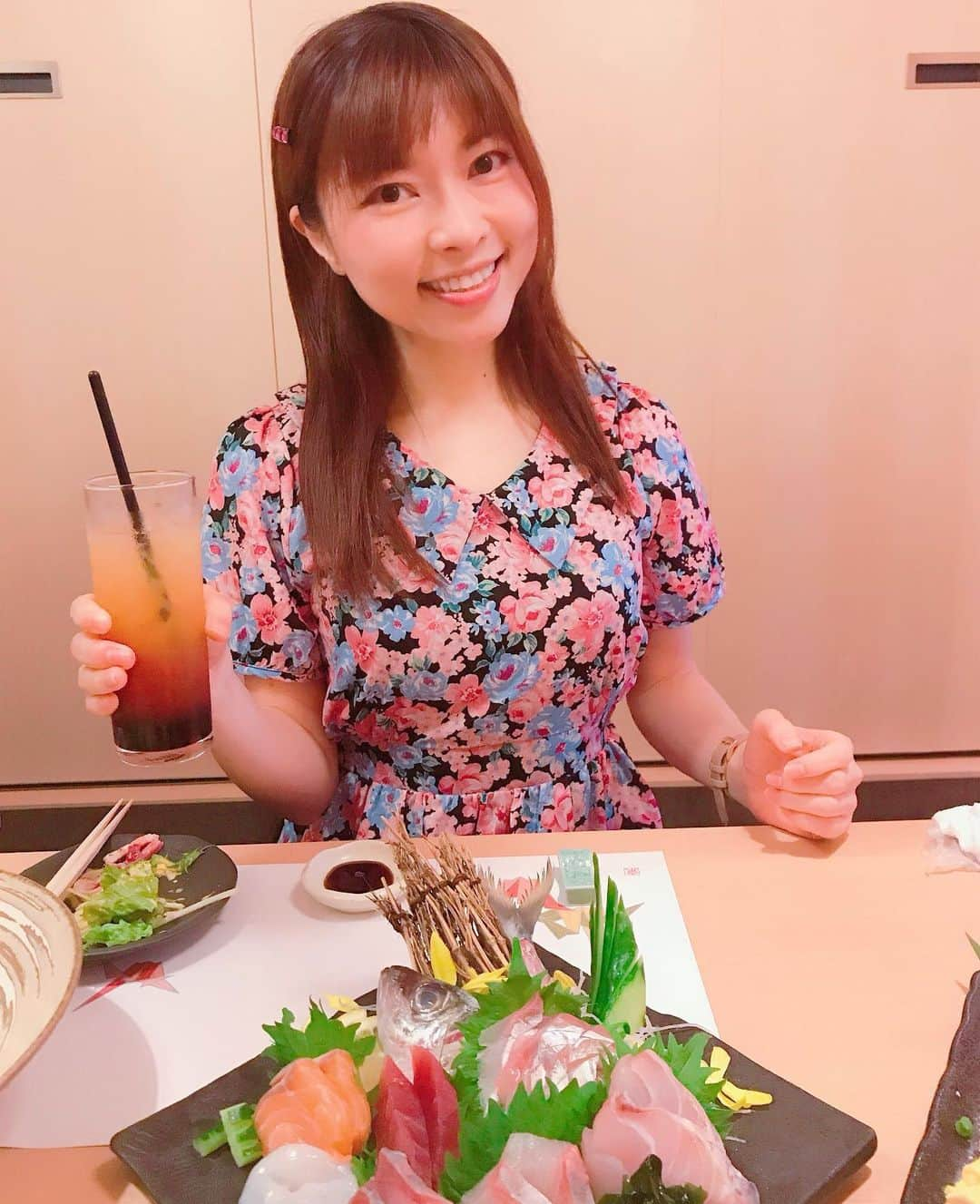 DJ MIYAさんのインスタグラム写真 - (DJ MIYAInstagram)「やっほぉ♪💗明日から6月だね💗❤️ありがとうございます🌸🌟 今夜はMomと、大井町駅からすぐの「個室居酒屋 蕎麦割烹 山崎 大井町本店」 で美味しい和食を食べてきました～～！(o^^o) . めっちゃ賑わっていてびっくり‼️💗💗 さすが！ .  個室なので、安心して楽しめます♪久々にちょこっとお酒も飲んだよ☆ ❤️カシスオレンジ甘くて飲みやすくて好きー！💗 . . ◉コブサラダ half size. ◉山芋キムチ ◉お造り盛り合わせ  水蛸、かんぱち、まぐろ、あじ、サーモンなど超豪華な鮮魚の数々に驚きましたぁー！！ 盛り付けも華やかで、2人でとてもテンションが上がりました💗(o^^o) ◉自家製ふわふわ出汁巻き玉子 ◉ホタテのバター焼き  梅酒ロックとの相性もバッチリ！💗 ◉天婦羅盛り合わせ  わぁー！！スゴォーイ)^o^(盛り付けも美しいこの天ぷら！凄い美味しーい！ 海老、アスパラ、サツマイモ、きのこなど サクッとした衣に素材の良さが生かされていました。天つゆでいただけるのもgood.❤️ . ◉地鶏の唐揚げ ◉へぎ蕎麦 手作りそばで、喉越しがつるっとしてとても美味しかったです！！❤️ ◉ほうじ茶アイス 濃い感じでよかったー。  大井町駅から1分くらいですし、 店員さんも、ばっちり衛生的でゴム手袋や、マスク着用されていましたぁー！❤️ . .  行ってみてね☆彡 . . .  ごちそうさまでしたぁぁ＾０＾♪❤️ . . .  Casting By  . .  #大井町　#大井町グルメ　#大井町居酒屋　#大井町駅#グルメブロガー　#グルメ　#グルメ女子　#個室居酒屋 #旅インスタグラマー　#インスタグラマー　#インフルエンサー #東京グルメ　#フィットネス女子　#グルメ好き　#和食好き #女子会コーデ　#今日のコーデ　#今日のファッション　#モデル #美と健康　#今日のメイク　#ブロガー　#インスタ女子　#グルメ大好き #居酒屋　#宴会　#大井町ディナー　#大井町線　#割烹料理」5月31日 21時41分 - dj_miya