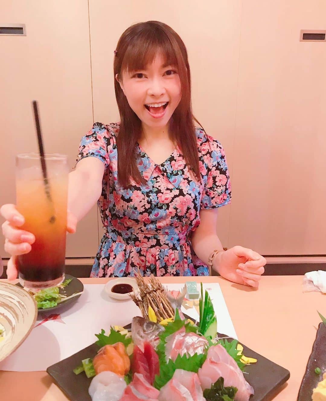 DJ MIYAさんのインスタグラム写真 - (DJ MIYAInstagram)「やっほぉ♪💗明日から6月だね💗❤️ありがとうございます🌸🌟 今夜はMomと、大井町駅からすぐの「個室居酒屋 蕎麦割烹 山崎 大井町本店」 で美味しい和食を食べてきました～～！(o^^o) . めっちゃ賑わっていてびっくり‼️💗💗 さすが！ .  個室なので、安心して楽しめます♪久々にちょこっとお酒も飲んだよ☆ ❤️カシスオレンジ甘くて飲みやすくて好きー！💗 . . ◉コブサラダ half size. ◉山芋キムチ ◉お造り盛り合わせ  水蛸、かんぱち、まぐろ、あじ、サーモンなど超豪華な鮮魚の数々に驚きましたぁー！！ 盛り付けも華やかで、2人でとてもテンションが上がりました💗(o^^o) ◉自家製ふわふわ出汁巻き玉子 ◉ホタテのバター焼き  梅酒ロックとの相性もバッチリ！💗 ◉天婦羅盛り合わせ  わぁー！！スゴォーイ)^o^(盛り付けも美しいこの天ぷら！凄い美味しーい！ 海老、アスパラ、サツマイモ、きのこなど サクッとした衣に素材の良さが生かされていました。天つゆでいただけるのもgood.❤️ . ◉地鶏の唐揚げ ◉へぎ蕎麦 手作りそばで、喉越しがつるっとしてとても美味しかったです！！❤️ ◉ほうじ茶アイス 濃い感じでよかったー。  大井町駅から1分くらいですし、 店員さんも、ばっちり衛生的でゴム手袋や、マスク着用されていましたぁー！❤️ . .  行ってみてね☆彡 . . .  ごちそうさまでしたぁぁ＾０＾♪❤️ . . .  Casting By  . .  #大井町　#大井町グルメ　#大井町居酒屋　#大井町駅#グルメブロガー　#グルメ　#グルメ女子　#個室居酒屋 #旅インスタグラマー　#インスタグラマー　#インフルエンサー #東京グルメ　#フィットネス女子　#グルメ好き　#和食好き #女子会コーデ　#今日のコーデ　#今日のファッション　#モデル #美と健康　#今日のメイク　#ブロガー　#インスタ女子　#グルメ大好き #居酒屋　#宴会　#大井町ディナー　#大井町線　#割烹料理」5月31日 21時41分 - dj_miya