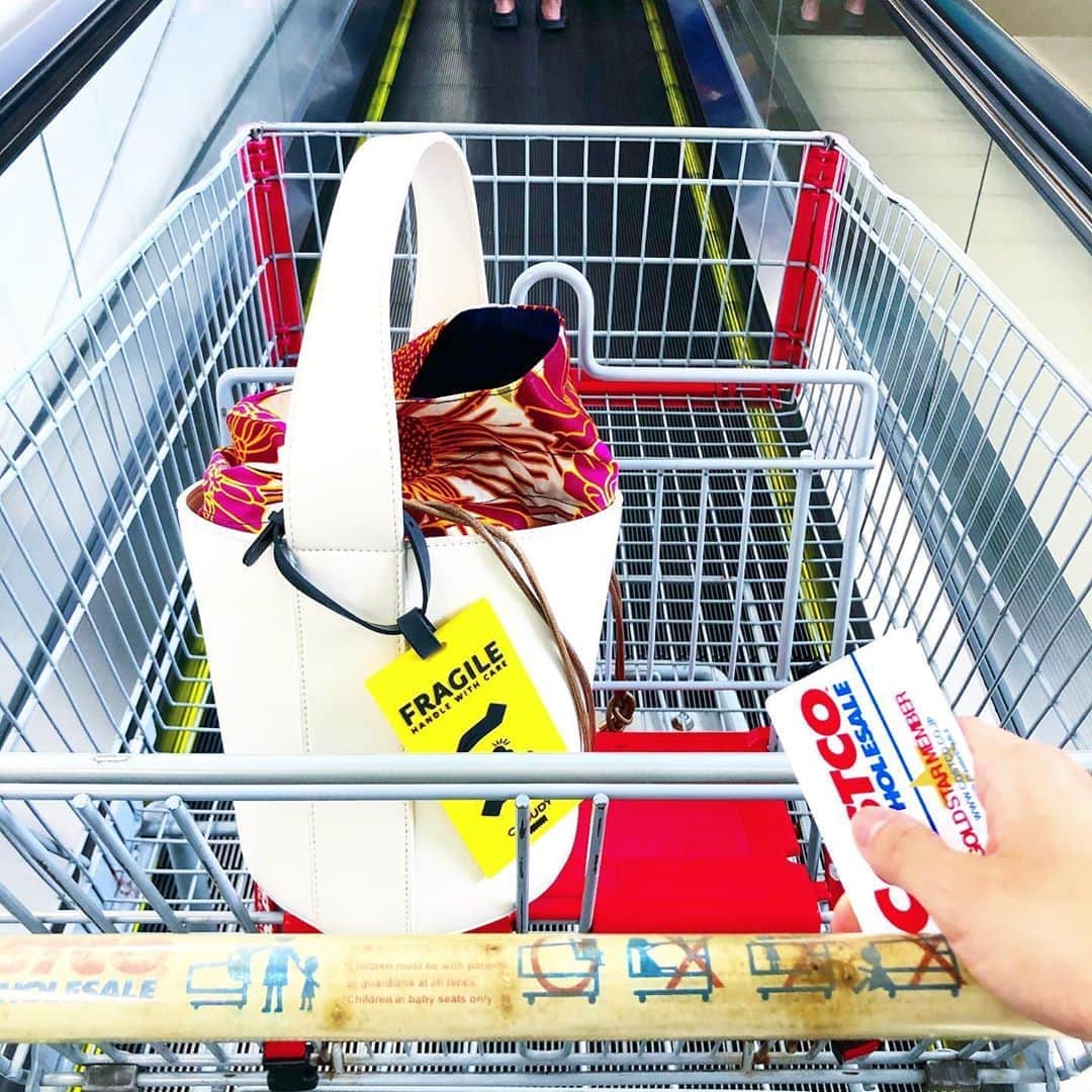 秋定麻紀子のインスタグラム：「お問い合わせDMが多いコチラのバッグは @cloudy.tokyo です。 ケニアでの手作りだったり、売上でケニアの小学校を建てたり。 人にも自然にもサスティナブルのブランド。 @cloudy.tokyo のアカウントをいつも見てケニアの人達の笑顔にパワーをもらっている。 そしてそんな素晴らしいブランドを愛し、日々さまざまな行動を起こし、人々にhappyを届けている @yuto_doya の存在。 同い年として心から尊敬してる貴重な存在の1人。 (目が果てしなくタレてて顔は老けてるけど中身はネバーランド) #cloudytokyo #どーやゆーと」