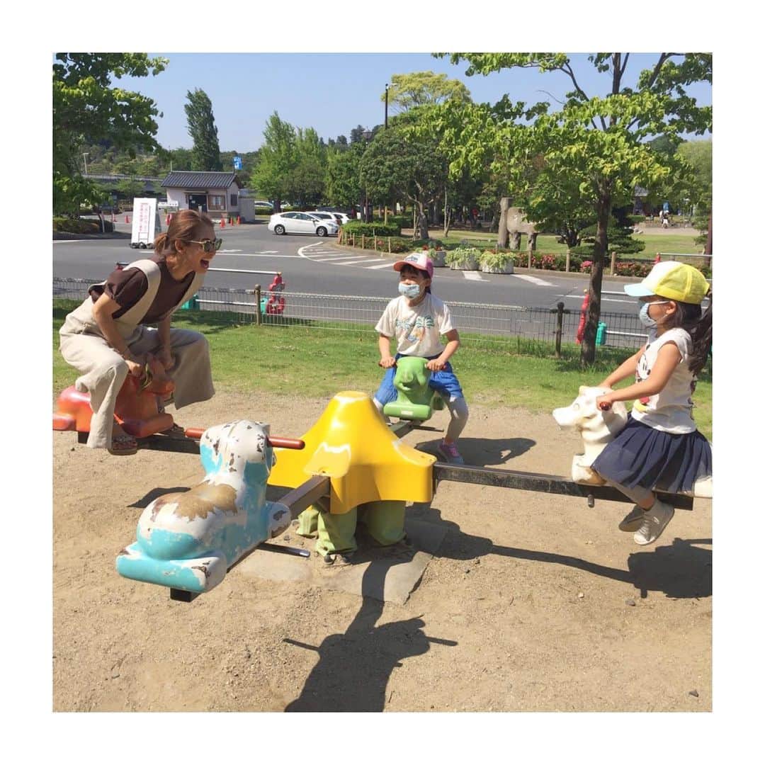 稲沢朋子さんのインスタグラム写真 - (稲沢朋子Instagram)「久しぶりすぎるー シーソー☺️ そしてバドミントン🏸☺️ ちびっ子よりもはしゃぐ大人😅  #お尻痛い　#姪っ子　#公園　#マスク　 #アイテムタップしてね  6月スタート！💪☺️ 梅雨がくるね。。 童心にかえるのもリフレッシュ🤙😊」5月31日 21時43分 - ina_tomo