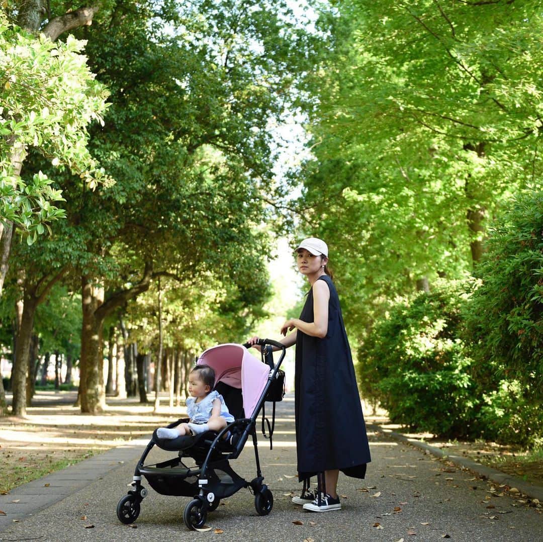 Keikooooooのインスタグラム：「夕方にチョコッと撮影に📸👶🏻🎂 おチビさんの一歳の誕生日の撮影を公園に🐶🌿 公園用に買ったキャップがお気に入り♫ 🏎 @bugaboojapan 👗 @un3d_official （何年か前の） 👜 @dolce._official 🧢 @halo_commodity  #バガブー #バガブービー5#bugaboo #bugaboobee5  #バガブービー5 #ママコーデ#ootd」