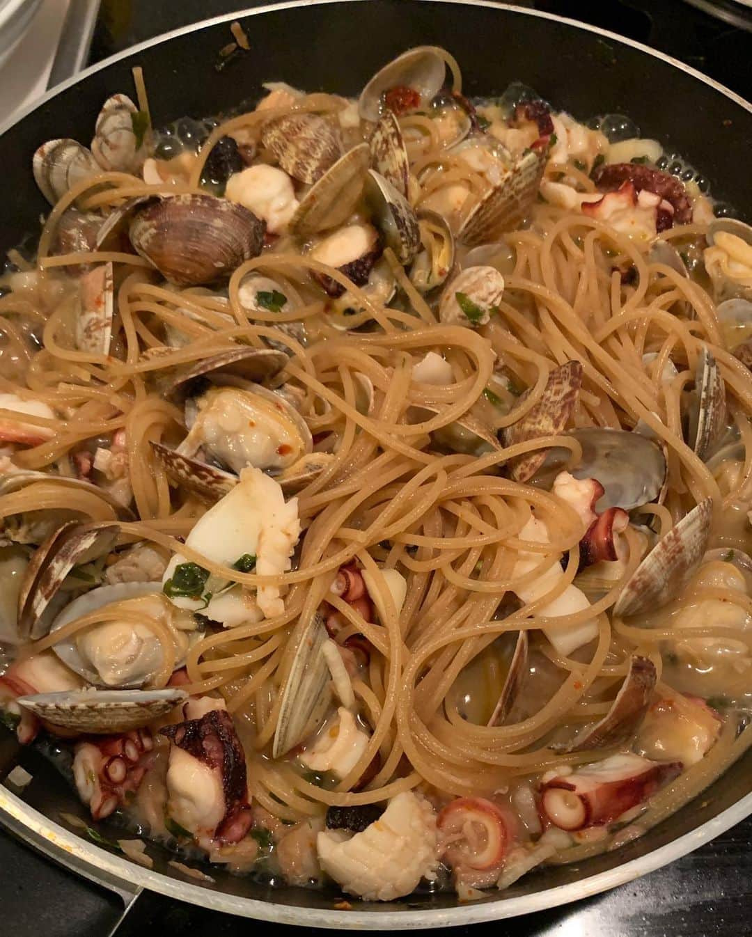 小柳津林太郎さんのインスタグラム写真 - (小柳津林太郎Instagram)「Pescatore challenge! 我流ペスカトーレ。この前作ったボンゴレビアンコ、若干味付け失敗したからリベンジ。 材料 あさり clams いか squid たこ octopus ツナ缶 tuna flake 唐辛子 hop peppers ニンニク garlic バジル vasil オリーブオイル olive oil 塩（パスタ茹でる時に）salt 白ワイン white wine 全粒粉パスタ pasta  本日の白ワインは、catena zapataワイナリーのシャルドネ使いました。アルゼンチンの白でもダントツにうまいやつ。 @catenawines  味は上手くいったけど、レシピサイトあんましみないで目分量で適当につくってしまうので、具材過多だったなーw  #catenazapata #chardonay #argentina #pescatore #pasta」5月31日 21時45分 - rinsta_gram1002