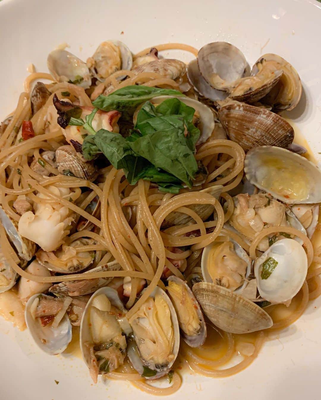 小柳津林太郎さんのインスタグラム写真 - (小柳津林太郎Instagram)「Pescatore challenge! 我流ペスカトーレ。この前作ったボンゴレビアンコ、若干味付け失敗したからリベンジ。 材料 あさり clams いか squid たこ octopus ツナ缶 tuna flake 唐辛子 hop peppers ニンニク garlic バジル vasil オリーブオイル olive oil 塩（パスタ茹でる時に）salt 白ワイン white wine 全粒粉パスタ pasta  本日の白ワインは、catena zapataワイナリーのシャルドネ使いました。アルゼンチンの白でもダントツにうまいやつ。 @catenawines  味は上手くいったけど、レシピサイトあんましみないで目分量で適当につくってしまうので、具材過多だったなーw  #catenazapata #chardonay #argentina #pescatore #pasta」5月31日 21時45分 - rinsta_gram1002