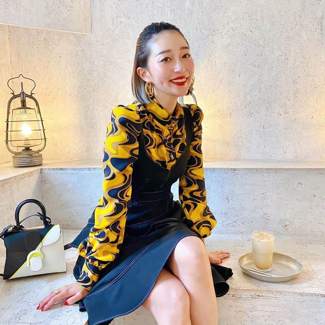のインスタグラム：「今日は雨で寒かったね🥺 @louisvuitton の受注会で オーダーしてたシャツが やっと着れた💛 ワンピースは @anne2018_official 💛 #ootd#outfit#fashion #LV#cafe#コーデ #コーディネート」