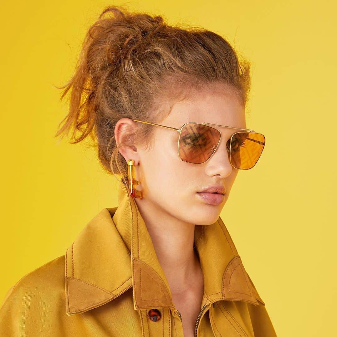 Fendiさんのインスタグラム写真 - (FendiInstagram)「Inspired by the warmth of an Italian sunrise, the #FendiSS20 women’s collection captures the emotion of a bright summer’s day. The new season starts now at Fendi.com – link in bio. #FendiEyewear」5月31日 21時49分 - fendi