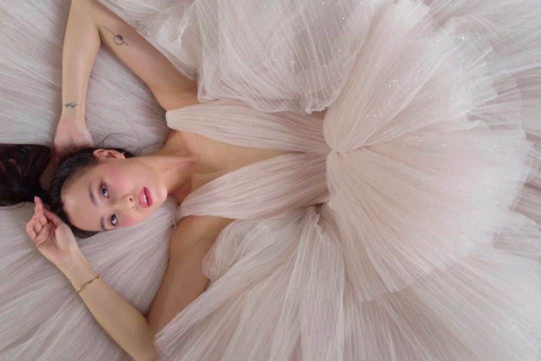 ソニアさんのインスタグラム写真 - (ソニアInstagram)「“Ok so I’m gonna lie down like this and you have to stand DIRECTLY above to get nothing but the fluffy tulle in the frame then I’m just gonna change poses and you snap k? Make sure it’s in focus!! I put on auto focus already!” - Me to @jermsng, 2020. . Let’s be real I’m typically in nasty pjs at home but I took a shower and put on some makeup to get into this dress 🤪✨ Once this is all over and you need a gown for any special occasion, @theivorybridal has you covered 🦋 If you can and when you can, support local businesses 🙏🏻 . #stayhome #bridal #gowns」5月31日 21時51分 - soniachew