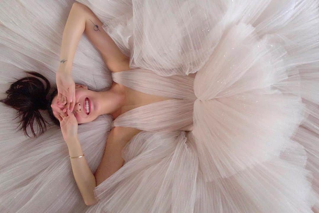 ソニアのインスタグラム：「“Ok so I’m gonna lie down like this and you have to stand DIRECTLY above to get nothing but the fluffy tulle in the frame then I’m just gonna change poses and you snap k? Make sure it’s in focus!! I put on auto focus already!” - Me to @jermsng, 2020. . Let’s be real I’m typically in nasty pjs at home but I took a shower and put on some makeup to get into this dress 🤪✨ Once this is all over and you need a gown for any special occasion, @theivorybridal has you covered 🦋 If you can and when you can, support local businesses 🙏🏻 . #stayhome #bridal #gowns」
