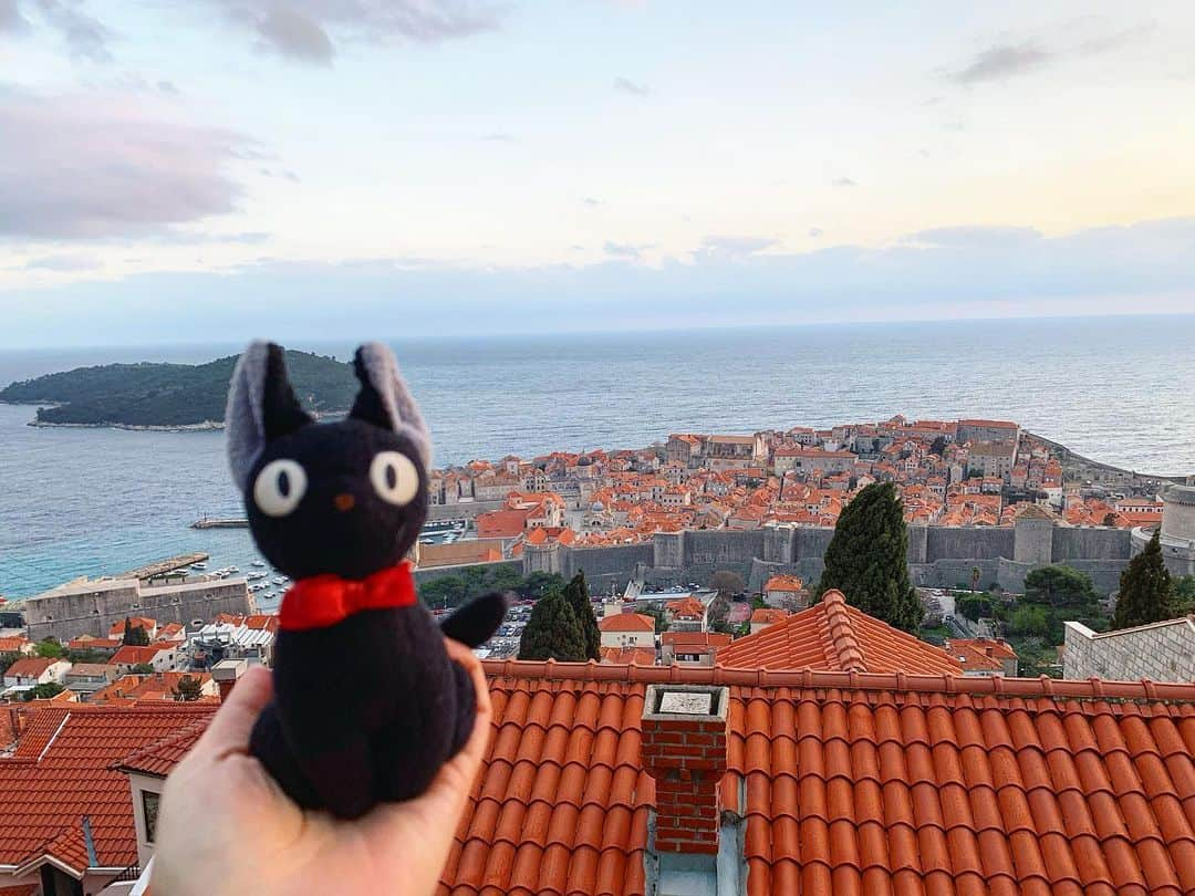 Yuya Oishiのインスタグラム：「ジジも連れてきた🖤﻿ ﻿ ほうきに乗って飛べる気がする🧙‍♀🧹✨ ﻿ ﻿ ﻿ ﻿ #croatia #dubrovnik  #travelling #beautiful #travel #trip #journey #travelgram #love #happy #amazing #adriaticsea  #instagood #art #worldheritage #photooftheday  #blackcat #traveler #kikisdeliveryservice #instatravel #travellover  #クロアチア  #ドゥブロヴニク  #海外 #海外旅行 #旅  #旅行  #海外生活 #世界遺産 #魔女の宅急便」