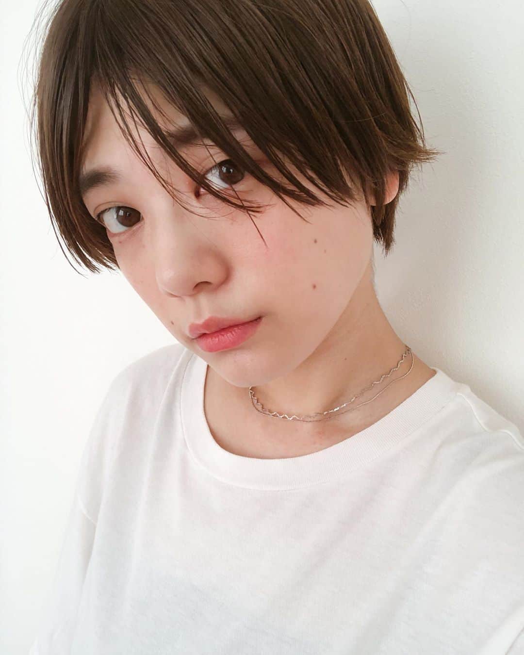 石川瑠利子のインスタグラム：「. . 今日は急に雨が降ってびっくりだったね😳💦 . 新しいネックレス🥳❤️ ネックレスの歴史は古代エジプトから、 日本では縄文時代から続いていると考えると感慨深い👀✨ 縄文時代では、編み込んだ植物に貝殻をつけていたそう🐚 ほっこりしますね❤️ . . #fashion #necklace #accessory #roomx601」