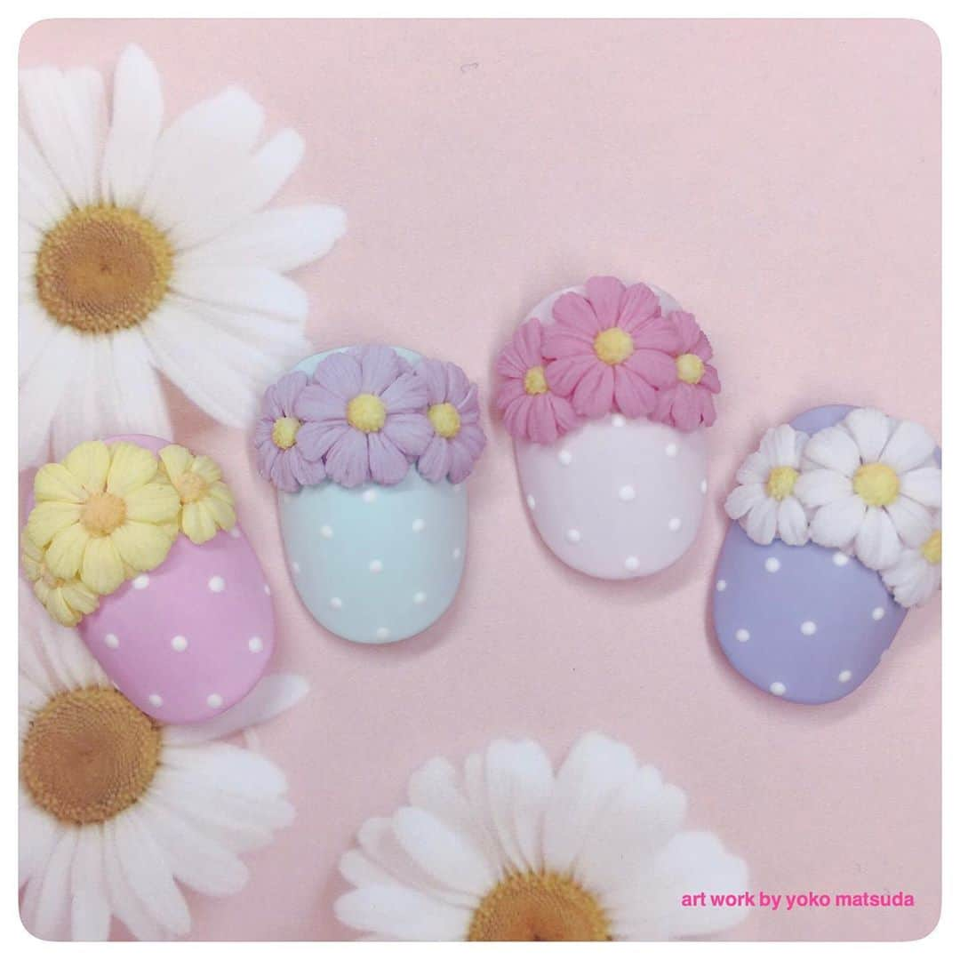 松田ようこさんのインスタグラム写真 - (松田ようこInstagram)「♡Gerbera nail♡  5月のスクールは オンラインレッスンで ガーベラ  作り込むとなかなか可愛かったです♡  #Gerberanail #Gerbera #ガーベラネイル #ガーベラ #yokomatsuda #lovablebytokyo  #lovablebyfukuoka  #lovablebysapporo  #lovablebywalea  #lovablebytaipei  #nailstagram  #japanesenailart」5月31日 21時58分 - yoko.matsuda