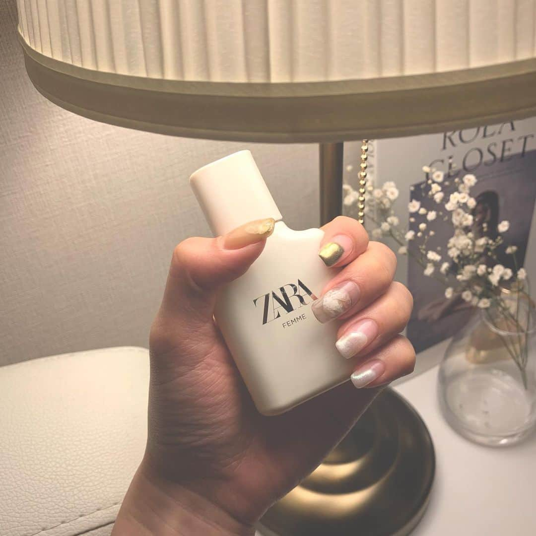 芦田美歩さんのインスタグラム写真 - (芦田美歩Instagram)「.﻿ .﻿ .﻿ ﻿ new nailとお気に入りのZARAの香水☺︎﻿ ﻿ ニュアンスネイル可愛ぃぃ…🧡﻿ ﻿ ZARAの香水は﻿ フェムオードトワレっていう香り！﻿ この香りが好きすぎてステイホーム中も﻿ ずっと浴びてた（笑）﻿ ﻿ .﻿ .﻿ .﻿ #newnail #ニュアンスネイル #ミラーネイル #zaraの香水 #フェムオードトワレ #香水シャワー」5月31日 21時59分 - a.mifu_cial