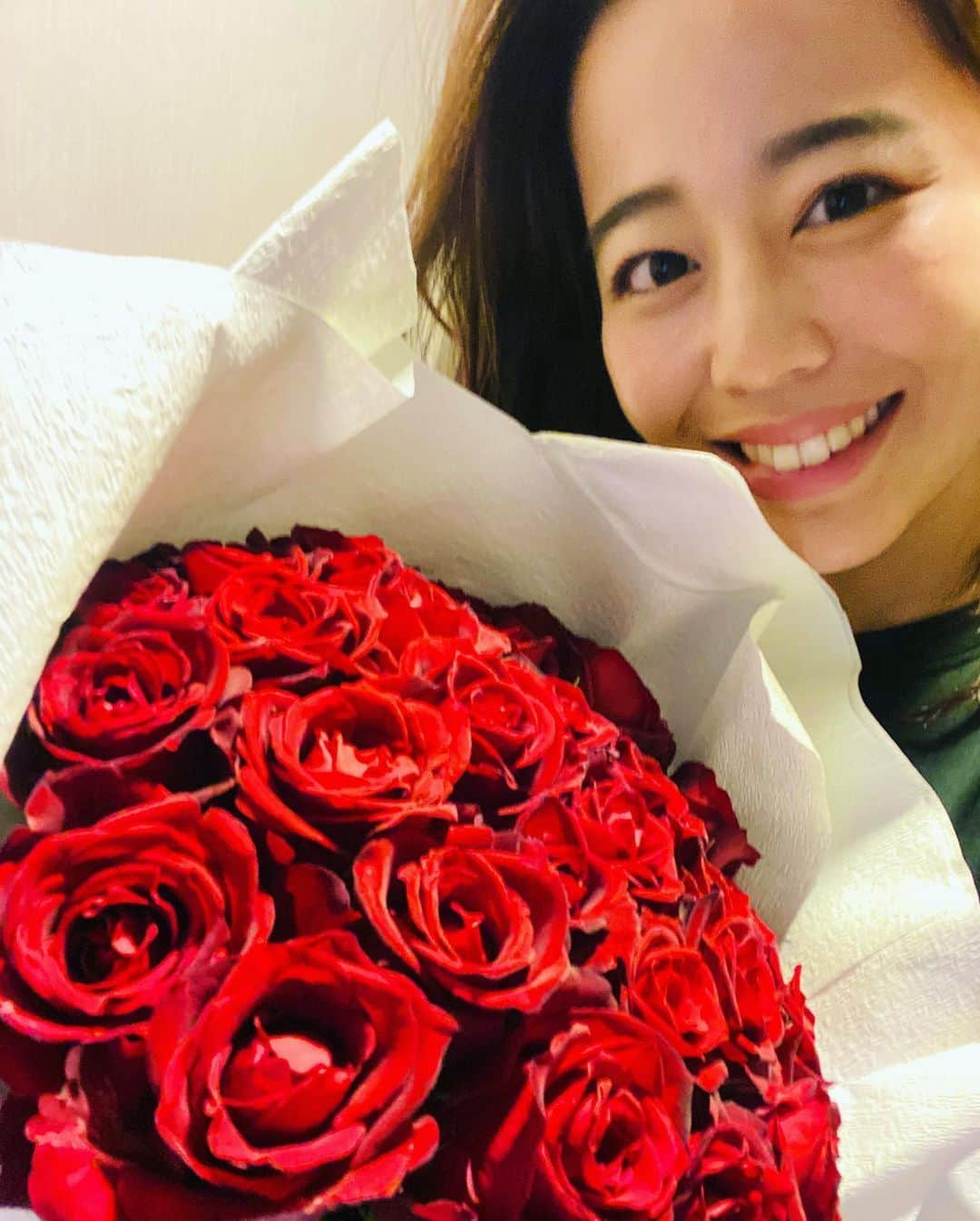 坂口佳穂さんのインスタグラム写真 - (坂口佳穂Instagram)「🌹🌹🌹 素敵な贈り物を ありがとうございます😊萌子さん❤️ こんなにも幸せな気持ちになるんですね😌」5月31日 22時00分 - s_ka_ho