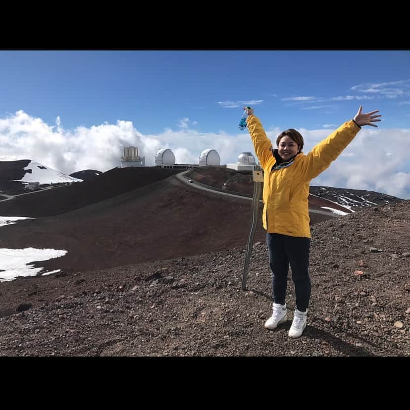 美城れんのインスタグラム：「今日は…ハワイ島マウナケア山での写真を。 3年前？ぐらいの写真です😆　 自然はすごい‼️ 明日からは2020年6月！これからも、自分に出来る事を…  前を向いて前進〜‼️ 今日も、全てに心からの感謝を… ありがとうございます😌✨🙏 mahalo🌴✨🌈」