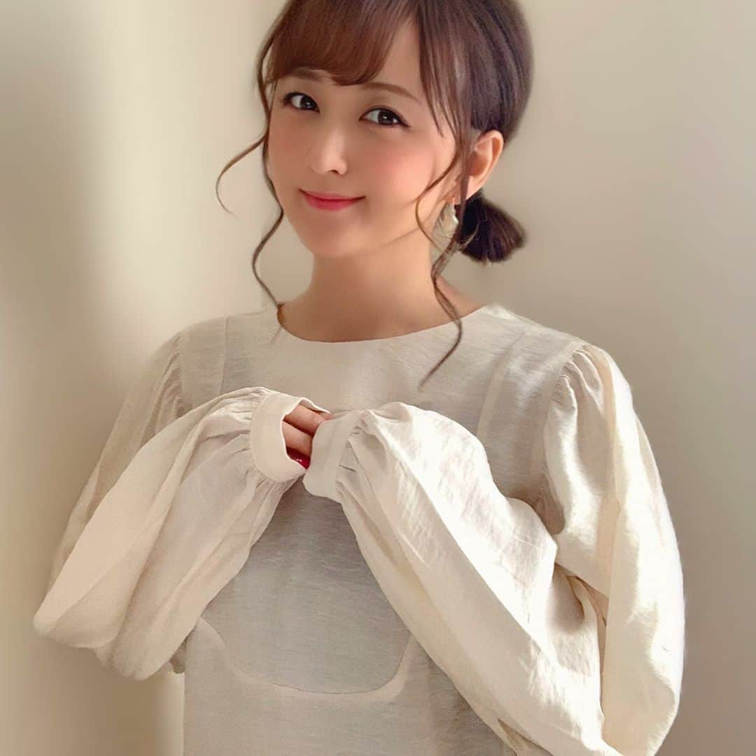 小松彩夏さんのインスタグラム写真 - (小松彩夏Instagram)「﻿ ﻿ 今日はリモートでの打ち合わせだったので﻿ 綺麗目なブラウスを...😊✨﻿ ﻿ amel( @amel_official__ )の﻿ コンシャススリーブパールブラウス💓﻿ ﻿ シンプルなのに肩のところがパフスリーブになっていたり、バルーン袖になっていたり細かいデザインが可愛くてお気に入り😊💕﻿ ﻿ #amel#エイメル#amel2019#シンプルデニム#トレンド#フェミニン#ブラウス#ワンマイルコーデ#shwf#今日のコーデ#コーデ#コーディネート#fashion#ootd#coordinate#outfit」5月31日 22時13分 - official_ayaka_502