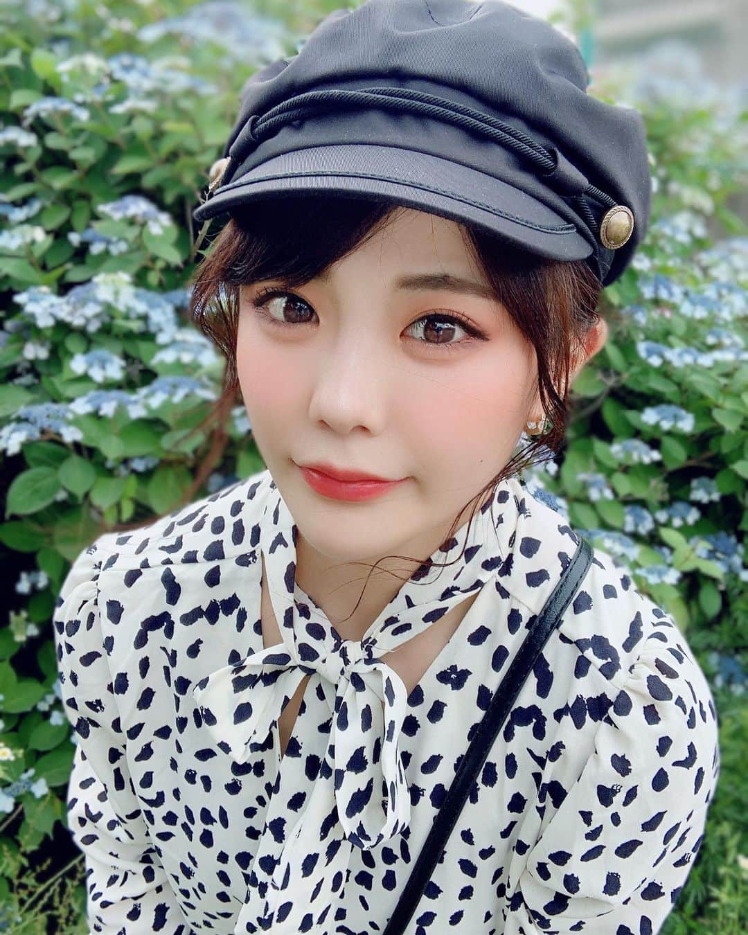 川村虹花のインスタグラム：「紫陽花をバッグに。。🍃❤︎ #あじさい  #紫陽花 #ダルメシアン  #インスタグラマー #オシャレ #公園」