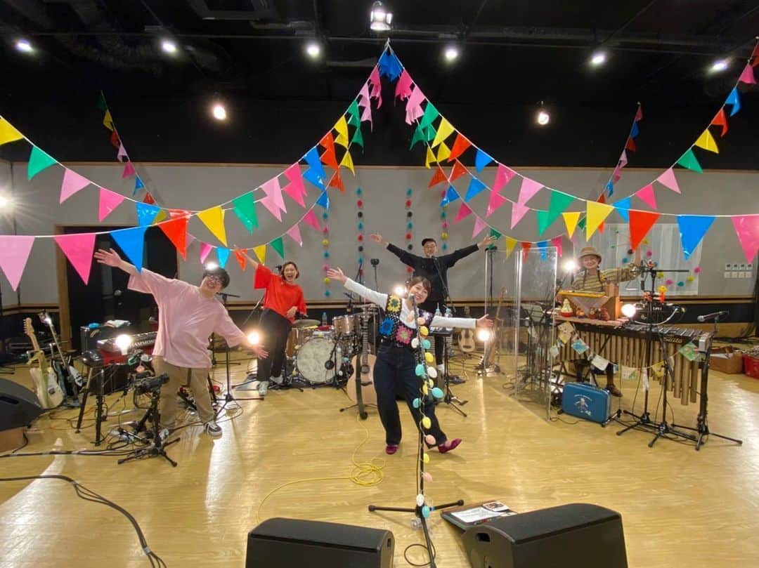 関取花のインスタグラム：「生配信ライブ #家で五線譜 ありがとうございました！ スタッフの皆さん、サポートメンバーのみんな、そして何よりご覧いただいた皆さんのおかげで本当に最高のライブになりました🏠💐 私はやっぱり、ライブが大好きです。次は会場で必ず会いましょう！ ・ 本日の生配信ライブは一週間フルでアーカイブとして残ります！！修正一切なし、ライブそのまま撮って出しです。 ・ 演奏中の手元のアップ、表情など、配信ならではの見所もたくさん。照明、音響、美術、カメラにもこだわりました🏠 ・ 本当に本当に見てほしい！プロフィールにリンクを貼っておきます！ #家で五線譜」