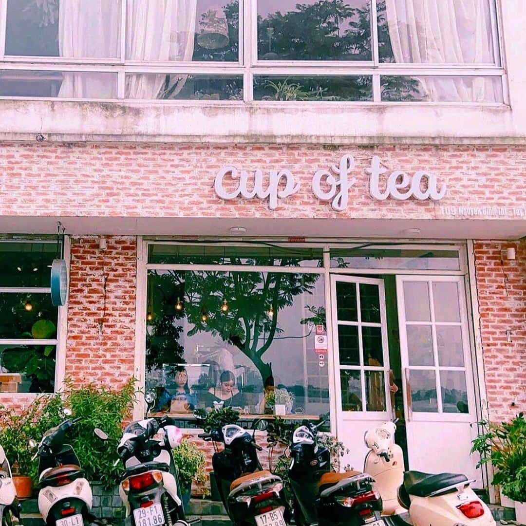 旅ぷらAPTトラベル ハノイ支店のインスタグラム：「・ 【レイクサイドの人気お洒落カフェ Cup of tea】  景色良し、雰囲気良し、スイーツ良しの三拍子揃い💓 ハノイの若者に大人気のお洒落カフェ『Cup of tea』🧚🏻‍♂️ ・ 4階建てのこのカフェは、どこからでも 美しいタイ湖がきれいに見えます✨  インスタ映えする上品なインテリアだけでなく、 可愛らしいドリンクや豊富な種類のティーセット、 様々なスイーツも楽しめるので 地元の若物たちでいつもいっぱいのイメージです😳  ちなみに、ここのスタッフおすすめメニューは、 香り高くて上品なラムコーヒーと 濃厚ビターなフォンダンショコラ！🤤💕 ・ コンセントやwifi環境も充実しているので ゆったりお仕事にも快適🌟  お昼から夜にかけては結構混むので 午前中に訪れるのがおすすめです！ ・ 【@cupofteavn 】 📍109 Nguyễn Đình Thi, Thuỵ Khuê, Tây Hồ 🕑7:00 – 22:30 ・ ・ #コロナが終わったら旅行に行こう  #ハノイ#ハノイカフェ#cupoftea#カフェ巡り#ベトナム旅行 #ハノイ旧市街#ハノイ旅行#ベトナム料理 #ハノイ在住#旅行好きな人と繋がりたい#カフェ好きな人と繋がりたい#stayhome#vietnam#hanoi#vietnamcafe#stayway女子旅#マイトリ#tabimuse#旅写真#ハヤリタビ#旅スタグラム#ハノイ情報#ハノイ生活#ベトナム#旅#海外旅行 #tnkjapan#genic_travel」