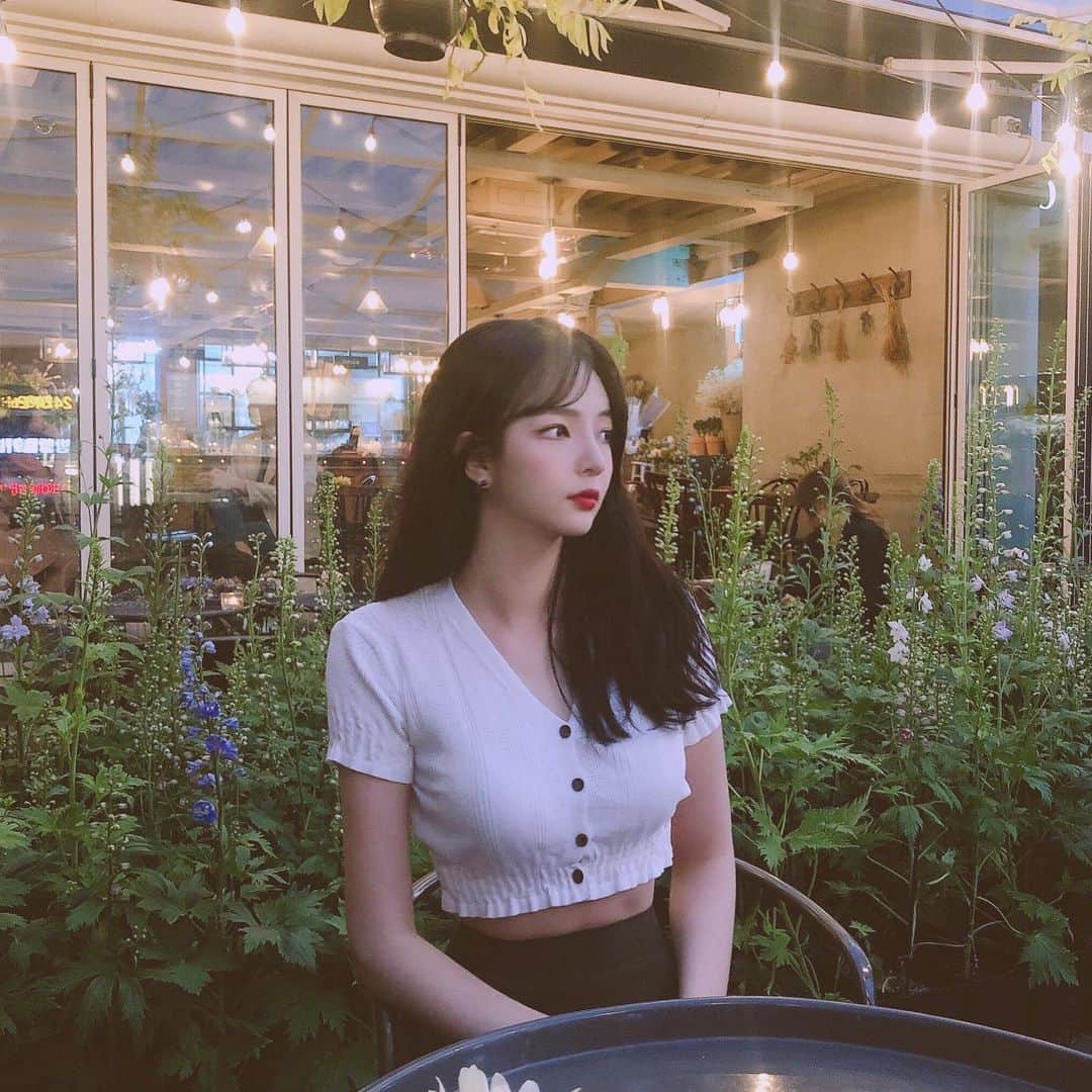 ユジョン のインスタグラム：「#최애카페 #꽃카페  그들은 화훼와 어우러져 화해했다✨ 다들 내가 많이 조화해🌷」