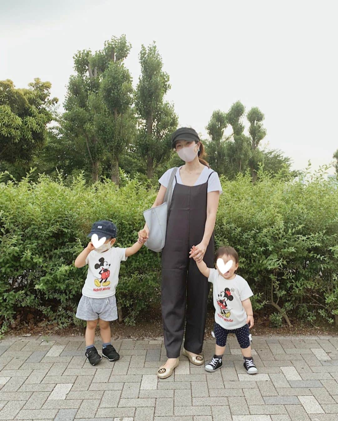 Remiさんのインスタグラム写真 - (RemiInstagram)「daily family walk👣🐾﻿ 5月ももう終わり。﻿ 日課となった散歩をしていると、少しずつ街に活気が戻ってきたのを実感しています。﻿ 色んな不安や葛藤と向き合いながら過ごしてきたこの2ヶ月も、今となっては自分にとって何が大切か、何を優先すべきかをじっくり考えるきっかけにもなりました。﻿ 今後も一つ一つの行動を慎重に、新しい日常を過ごしたいと思います。﻿ ﻿ また、この2ヶ月週末に続けてきたインスタライブも毎回沢山の方にご参加頂きありがとうございます！﻿ 昨夜はよっこと2度目のインスタライブで3時間もの長時間、お付き合い頂いた皆様ありがとうございます✨(途中からただの酔っ払いでしたね笑)﻿ また機会があればやりたいねと話しているので、決まったらご連絡します♪﻿ ﻿ インスタライブでも紹介したサロペットは @jsxmomo.yokko のもの♡﻿ リボンで丈を調節できて、後ろ姿まで可愛いおうち時間にもぴったりのリラックスコーデ💓﻿ バッグは @qbag_japan ♡ 軽くて大容量でオシャレで洗濯までできちゃう、この夏大活躍間違いなしのメッシュバッグ☀️ ﻿ ﻿ ストーリーやインスタライブでもお伝えしましたが、この度qbag様のアンバサダーに就任しました！﻿ qbagシリーズは以前からママバッグや旅行などでずっと愛用していて、自信を持ってオススメしたい商品が沢山あるので、今後も色んな形でご紹介できればと思います😊﻿ ﻿ 【 #お散歩コーデ #ootd 】﻿ all in one… @jsxmomo.yokko #オールインワンキャミソールバックリボン チャコール/S﻿ shirt… @zara﻿ bag… @qbag_japan #nest1 グレージュ #メッシュバッグ　﻿ ﻿ #ママコーデ #おうちコーデ」5月31日 22時24分 - remi_912