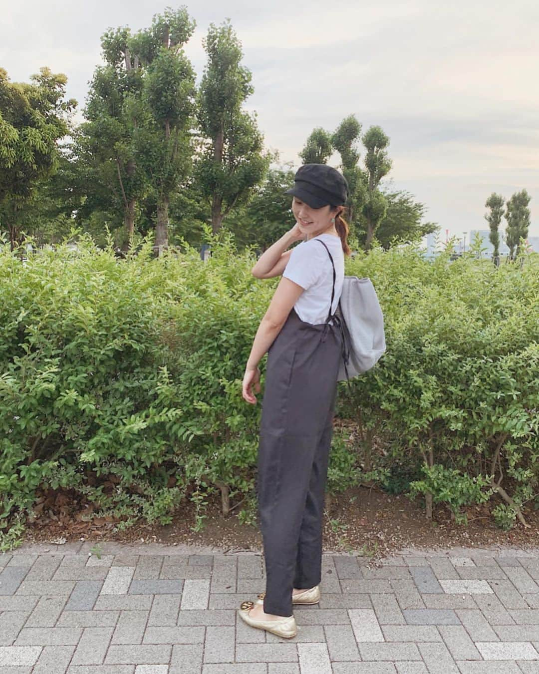 Remiさんのインスタグラム写真 - (RemiInstagram)「daily family walk👣🐾﻿ 5月ももう終わり。﻿ 日課となった散歩をしていると、少しずつ街に活気が戻ってきたのを実感しています。﻿ 色んな不安や葛藤と向き合いながら過ごしてきたこの2ヶ月も、今となっては自分にとって何が大切か、何を優先すべきかをじっくり考えるきっかけにもなりました。﻿ 今後も一つ一つの行動を慎重に、新しい日常を過ごしたいと思います。﻿ ﻿ また、この2ヶ月週末に続けてきたインスタライブも毎回沢山の方にご参加頂きありがとうございます！﻿ 昨夜はよっこと2度目のインスタライブで3時間もの長時間、お付き合い頂いた皆様ありがとうございます✨(途中からただの酔っ払いでしたね笑)﻿ また機会があればやりたいねと話しているので、決まったらご連絡します♪﻿ ﻿ インスタライブでも紹介したサロペットは @jsxmomo.yokko のもの♡﻿ リボンで丈を調節できて、後ろ姿まで可愛いおうち時間にもぴったりのリラックスコーデ💓﻿ バッグは @qbag_japan ♡ 軽くて大容量でオシャレで洗濯までできちゃう、この夏大活躍間違いなしのメッシュバッグ☀️ ﻿ ﻿ ストーリーやインスタライブでもお伝えしましたが、この度qbag様のアンバサダーに就任しました！﻿ qbagシリーズは以前からママバッグや旅行などでずっと愛用していて、自信を持ってオススメしたい商品が沢山あるので、今後も色んな形でご紹介できればと思います😊﻿ ﻿ 【 #お散歩コーデ #ootd 】﻿ all in one… @jsxmomo.yokko #オールインワンキャミソールバックリボン チャコール/S﻿ shirt… @zara﻿ bag… @qbag_japan #nest1 グレージュ #メッシュバッグ　﻿ ﻿ #ママコーデ #おうちコーデ」5月31日 22時24分 - remi_912