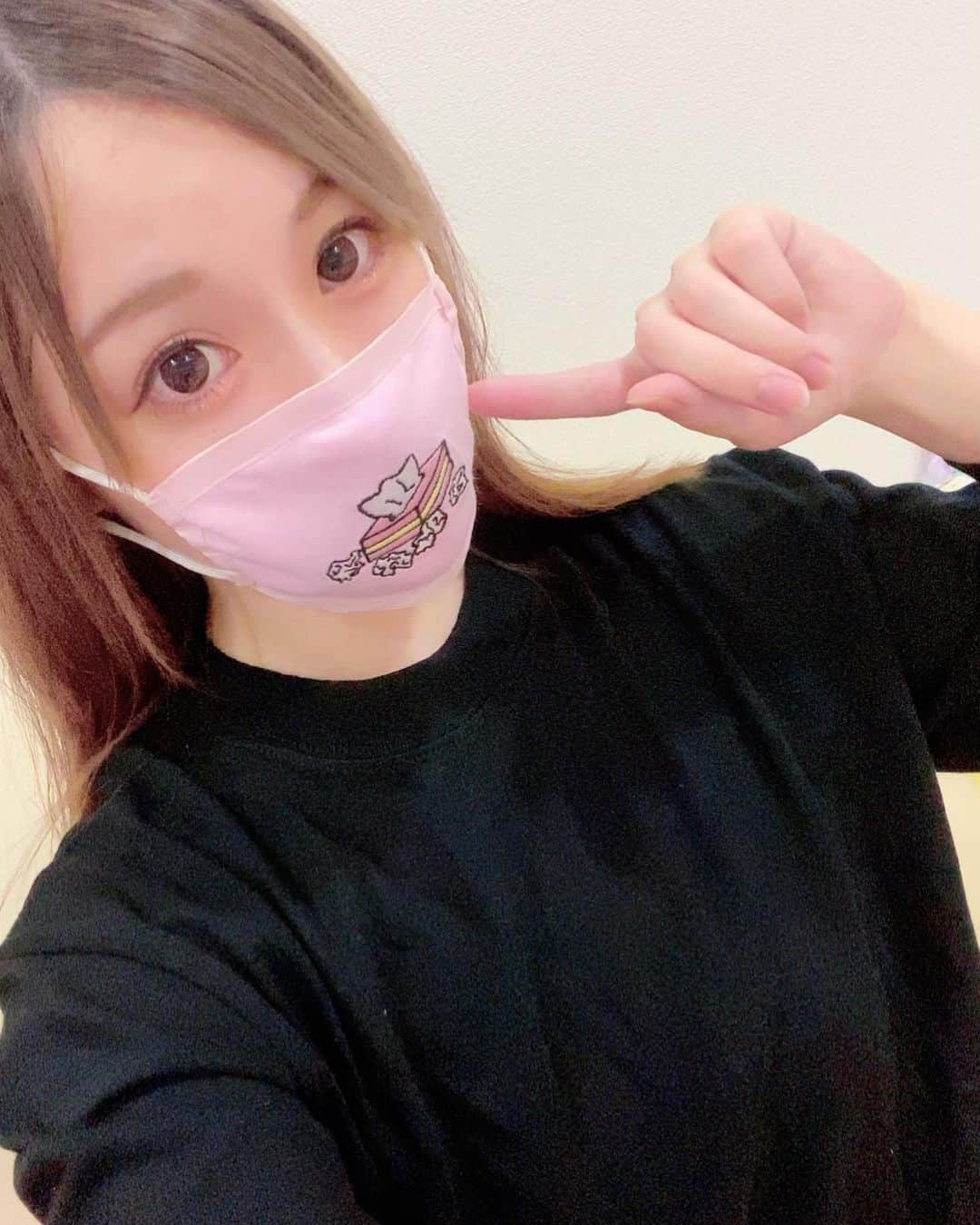 橋本れいかさんのインスタグラム写真 - (橋本れいかInstagram)「.﻿ ﻿ ‪ソソちゃん( S◯XSOCKS )のマスク〜😷♡‬﻿ ‪マスク熱中症には気をつけつつも、まだちゃんとマスク付けたり自粛もしたり油断禁物だと思う！気をつけよう！！‬﻿ ﻿ ‪５月もありがとう(*´ω`*)💓‬﻿ ﻿ ୨୧┈┈┈┈┈┈┈┈┈┈┈┈┈┈୨୧﻿ ﻿ Twitter【ReikaHashimoto_ 】﻿ Instagramでは載せられないことも載せてたり..♥﻿ コメントやDMできないためTwitterでリプください(*･ω･*)﻿ .﻿ #橋本れいか#れいか先生#AV女優#セクシー女優#hmp#hmp専属#撮影#DVD#配信#作品#レッドドラゴン#RedDragon#六本木#AVキャバクラ#SOXSOCKS#ソソ#マスク#かわいい#予防」5月31日 22時24分 - reikasensei.1023