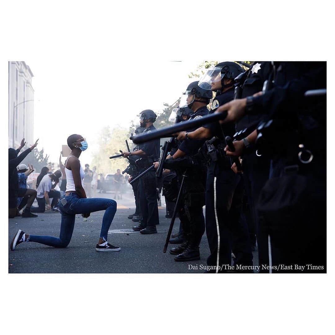 クラーク・グレッグのインスタグラム：「A brave protestor in San Jose.  #enoughisenough #blacklivesmatter (photo by @daisugano)」