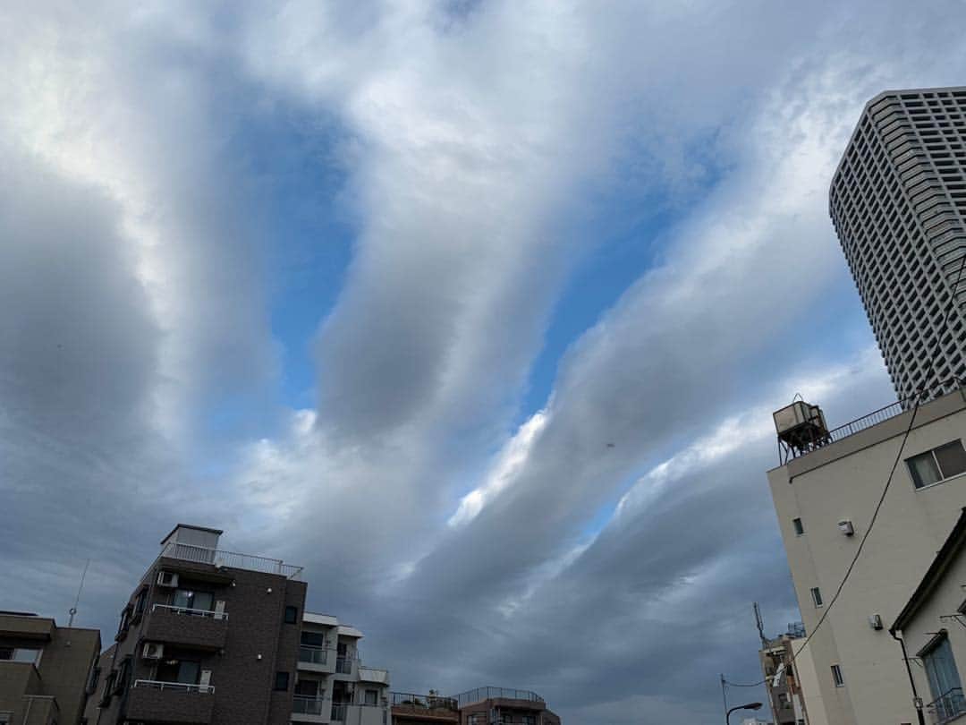 長妻昭さんのインスタグラム写真 - (長妻昭Instagram)「ジェットのような珍しい雲！こんな雲の形はよくあるのかな？」5月31日 22時36分 - nagatsuma.akira