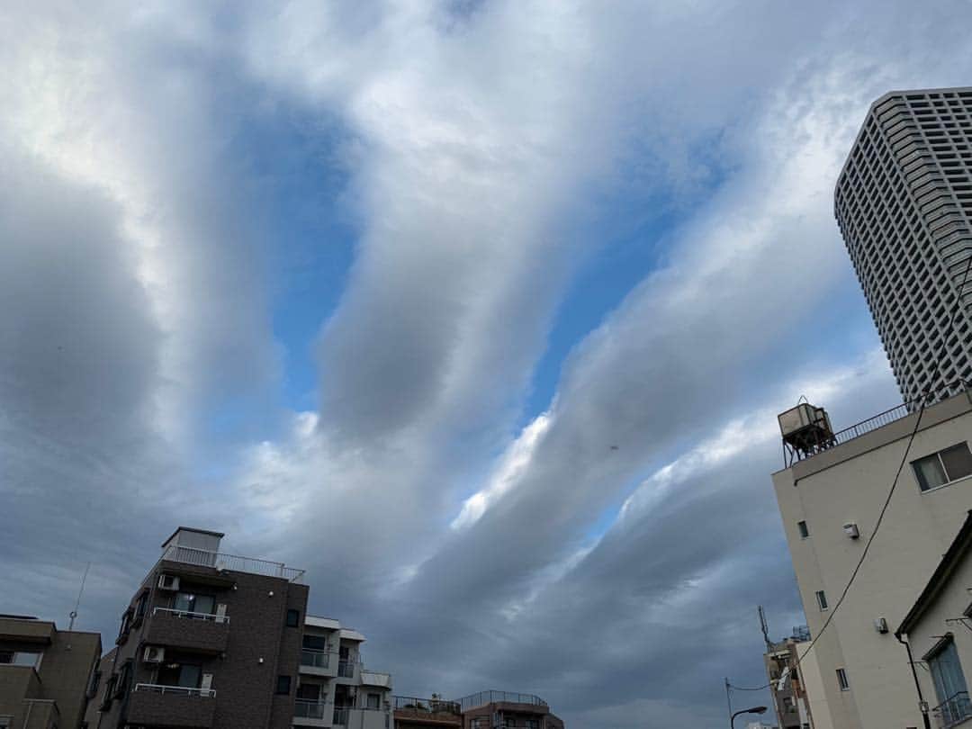 長妻昭のインスタグラム：「ジェットのような珍しい雲！こんな雲の形はよくあるのかな？」