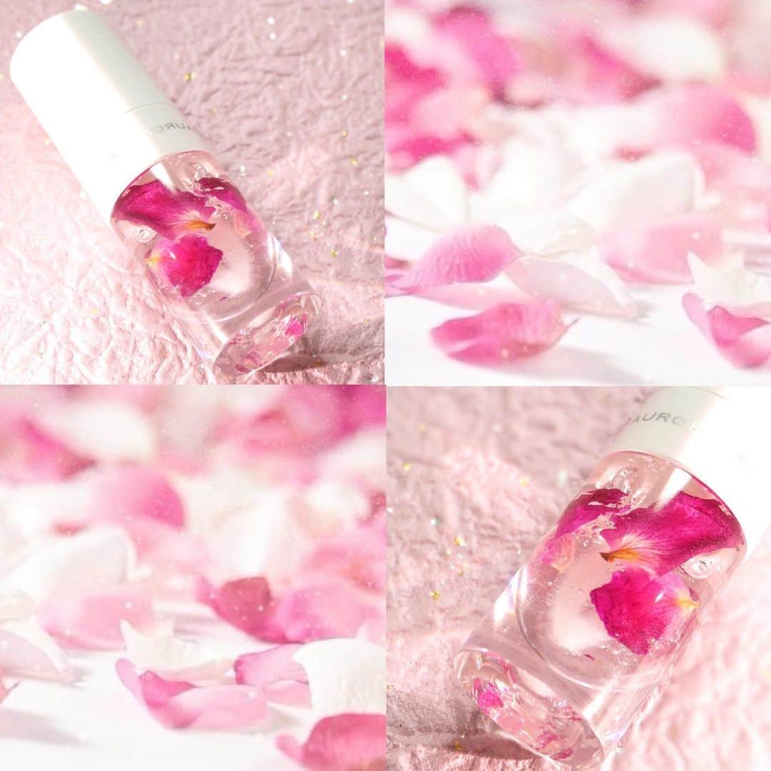のインスタグラム：「＼中国コスメが可愛すぎる💄💕／﻿ ﻿ ﻿ ﻿ 寝る前に使っているリップオイル🌹﻿ ﻿ ✔︎Aurora Kitty Rose Petal Lip Oil﻿ ﻿ 通販で2,000円くらいでした👏🏻✨﻿ ﻿ もう見てよ、これ🤤﻿ ﻿ リップオイルなんだけど﻿ お花がはいってるの〜♪💕﻿ ﻿ 花びらを閉じ込めた﻿ ハーバリウムのようなリップオイル。﻿ ほのかに漂うローズの香り🌹﻿ ﻿ 完全にパケ買いなんですが🤚🏻笑、﻿ ﻿ 重たくないサラッとしたオイルだから﻿ 薄く広く伸びてくれて使いやすかった！﻿ ﻿ こちらのブランドは﻿ 桃にちなんだコスメが多くて﻿ 桃もお花も好きな私にはたまらん…🤤﻿ ﻿ 最近はコロナの影響で﻿ 自粛期間が長かったから﻿ ずっと眺めていられるような﻿ 可愛いコスメ集めにハマっていました🌹♡︎﻿ ﻿ ﻿ ﻿ @mimi_china_cosme  #中国コスメ#桃可姫#中国メイク#中華コスメ#チャイボーグ#チャイボーグメイク#コスメレビュー#コスメスウォッチ#リップオイル#リップケア#唇ケア#メイク動画#화장품#化妆品#AURORAKITTY#RoseLipTreatmentOil」