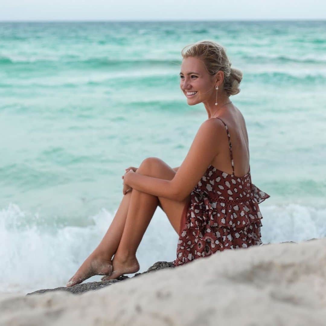 サシャ・カリスのインスタグラム：「In my happy place 💙💦🏝」