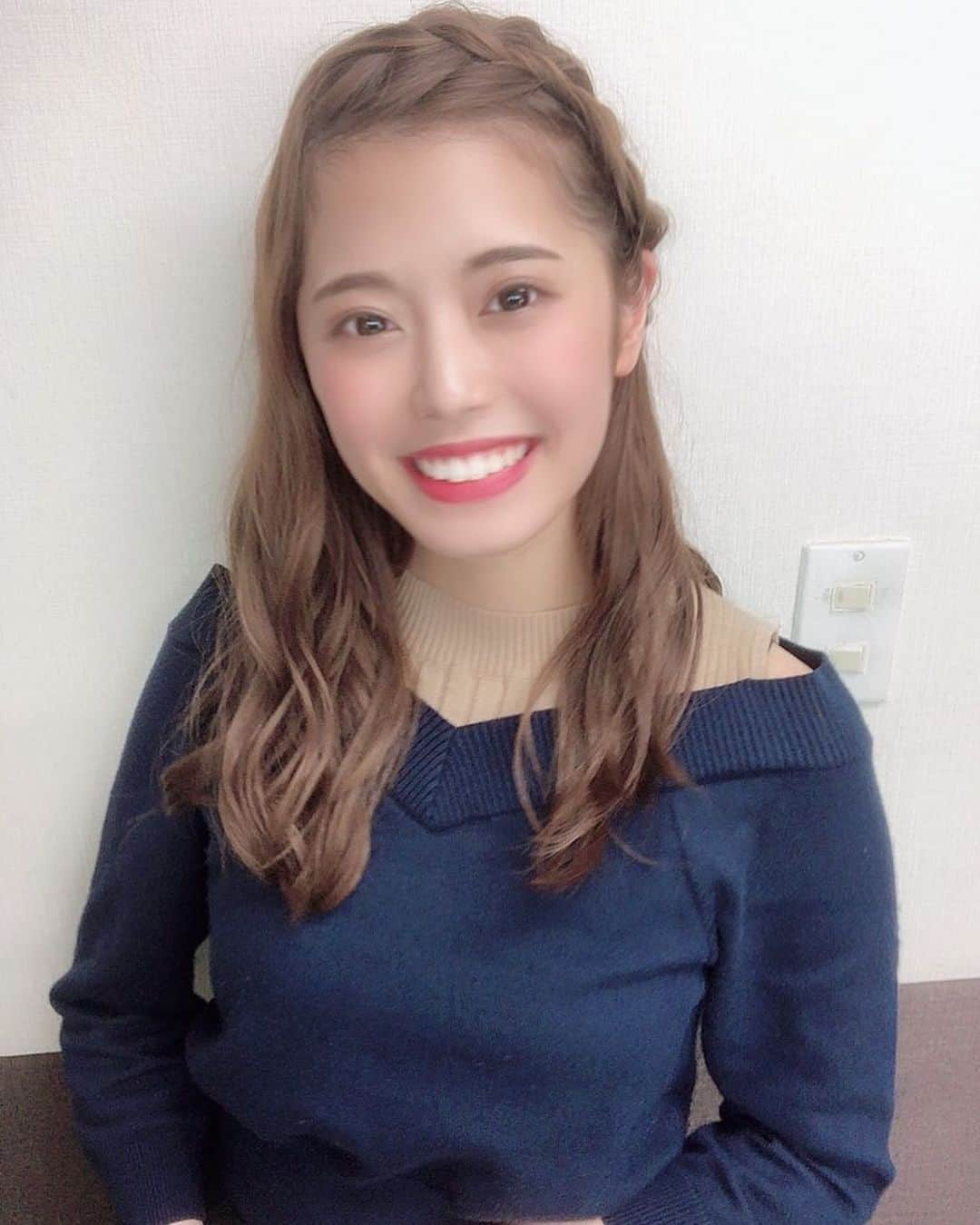林茜実里さんのインスタグラム写真 - (林茜実里Instagram)「ずっとずぅーっとこんな感じで前髪を編み込みして流したくて、、今日夢が叶いました🥺　とても綺麗にやってくださいました、、 ほどきたくありません。 あ！美容院に行ったわけではありません！笑  #ヘアアレンジ #編み込み」5月31日 22時43分 - amirihayashi_pimms