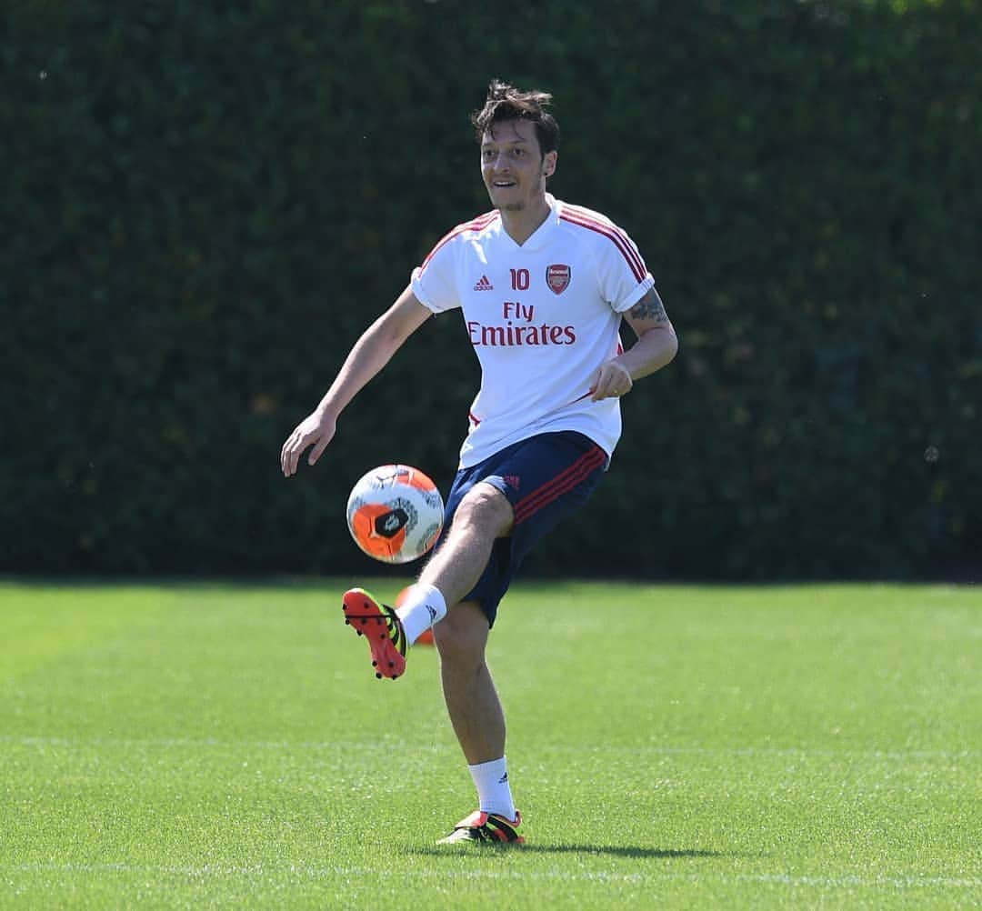 メスト・エジルのインスタグラム：「Putting in the work for the re-start 🙏🏼⚽❤️ #17thJune #projectrestart #M1Ö」