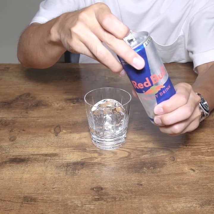 手塚翔太のインスタグラム：「@redbull🍹 × grapefruit 🍊 × crystal clear ice🧊 =🙆🏻‍♂️💯 @redbulljapaに100%グレープフルーツ割りを作ってみました🤤 皆さんはどんな飲み方がお気に入り？  #AMSR  #アレンジブル #stayhome #3150  #🐶」